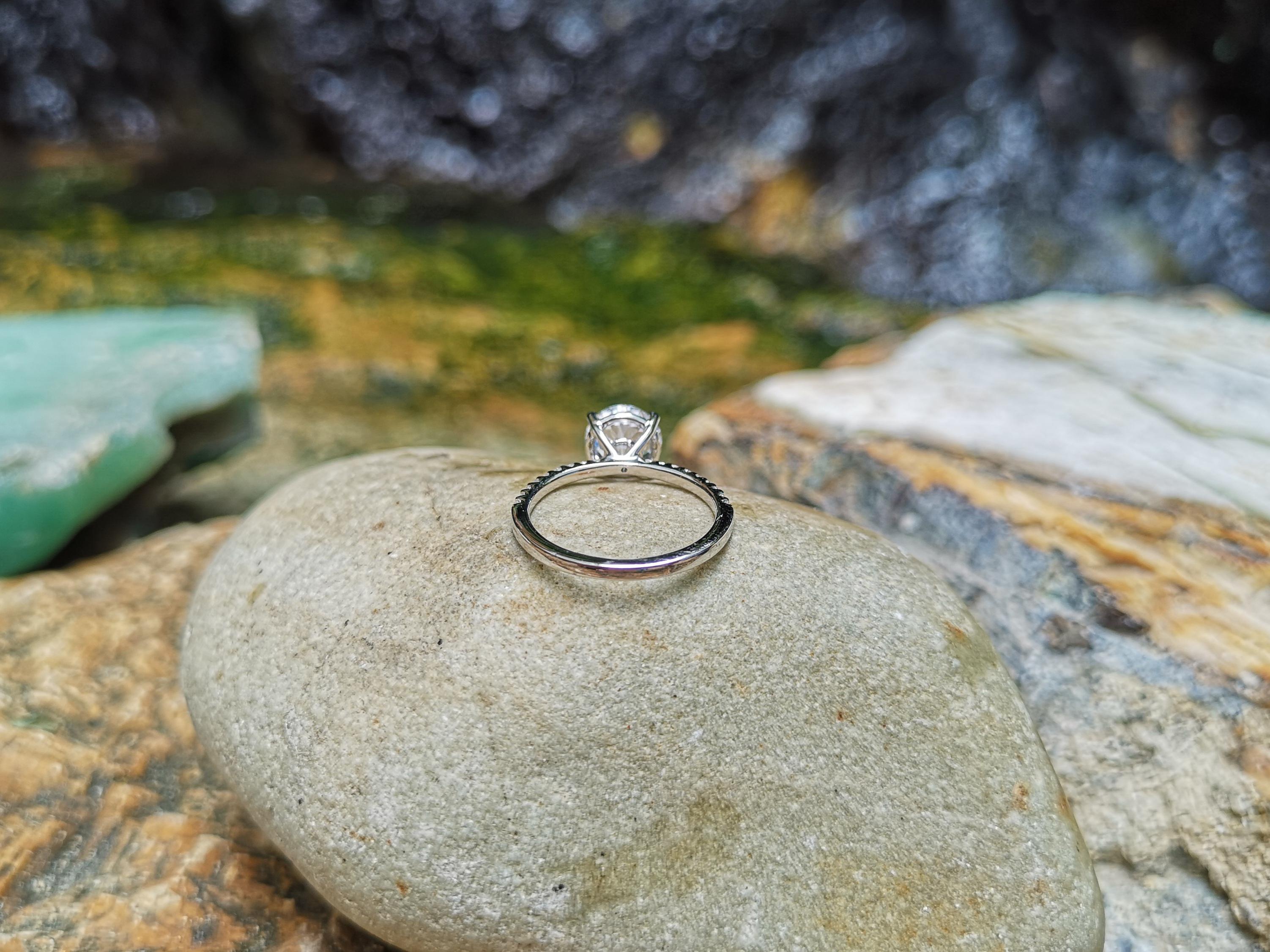 Weißer weißer Saphir mit Diamant Verlobungsring in Platin 950 Fassung im Angebot 4
