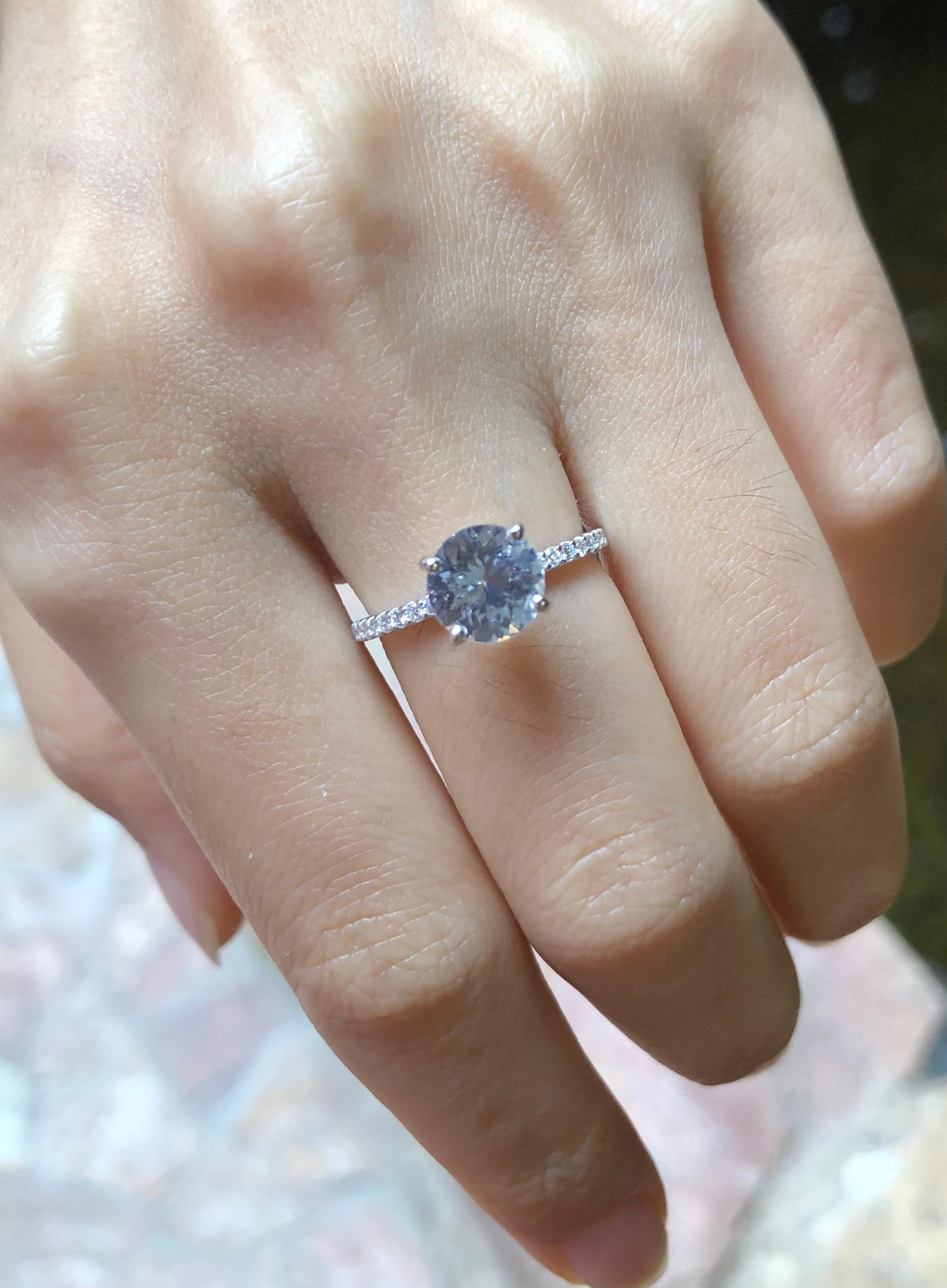 Weißer Saphir 1,49 Karat mit Diamant 0,15 Karat Ring in Platin 950 Fassung

Breite:  0.8 cm 
Länge:  0.8 cm
Ringgröße: 51
Gesamtgewicht: 3,24 Gramm

