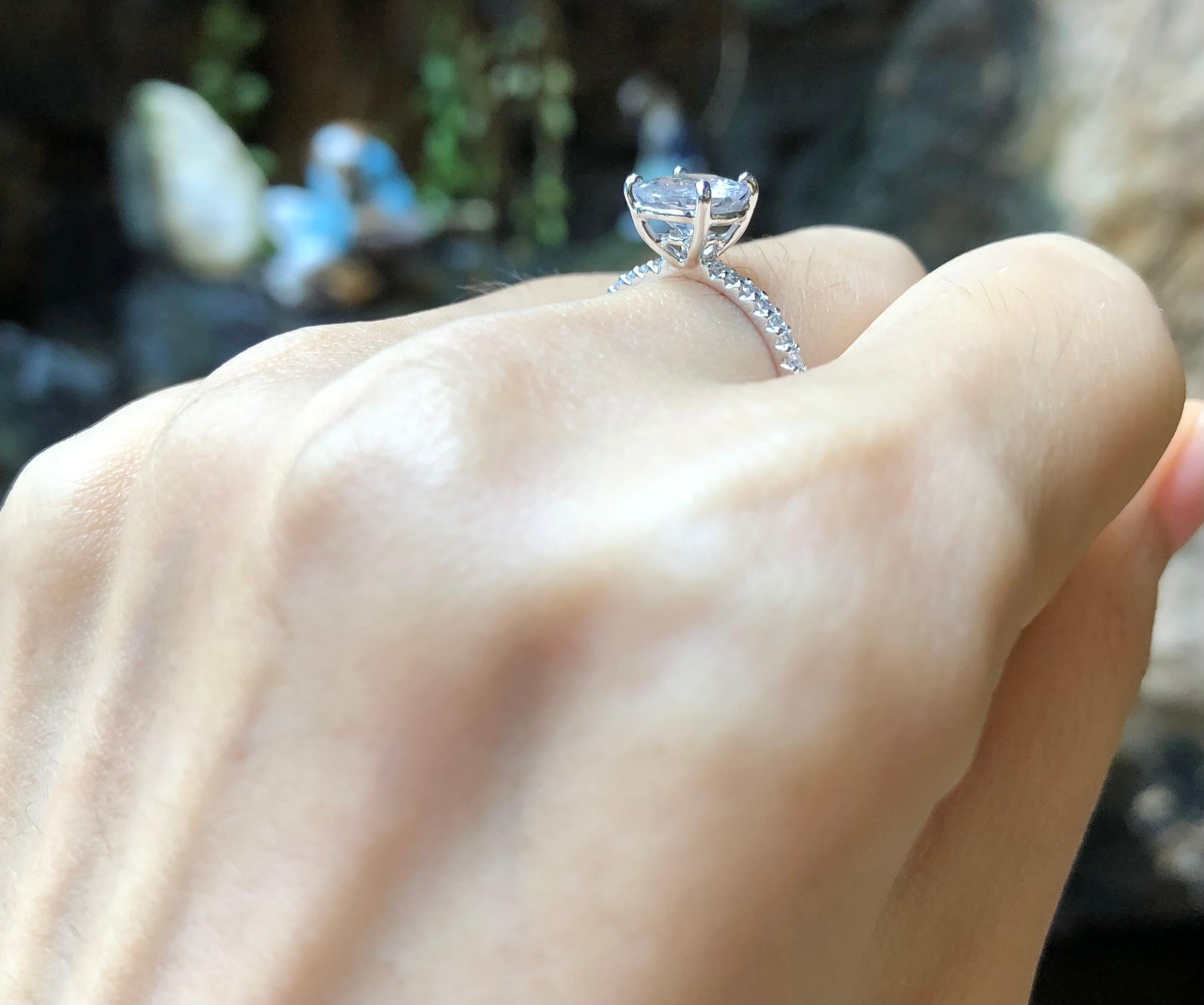 Weißer weißer Saphir mit Diamant Verlobungsring in Platin 950 Fassung (Zeitgenössisch) im Angebot