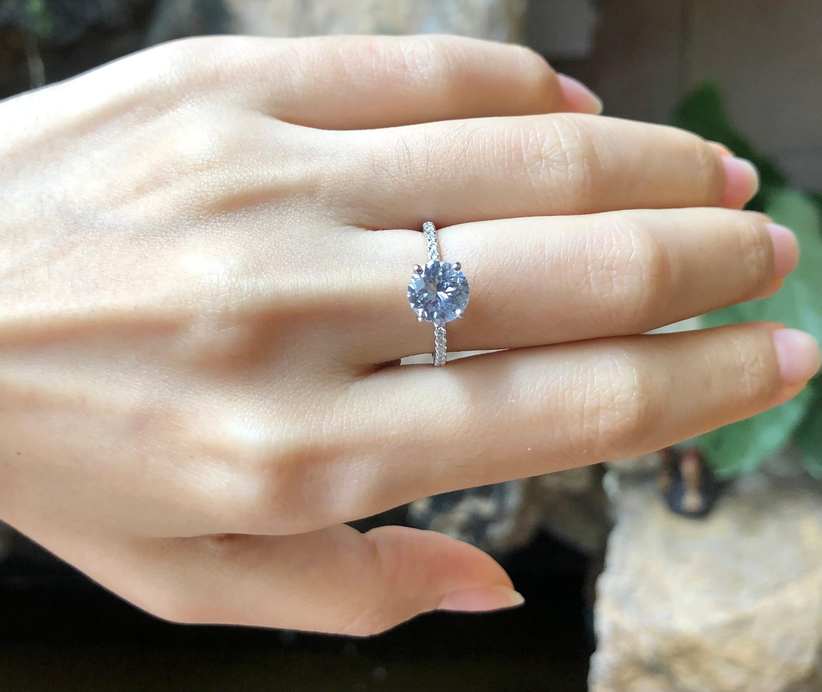 Weißer weißer Saphir mit Diamant Verlobungsring in Platin 950 Fassung (Rundschliff) im Angebot