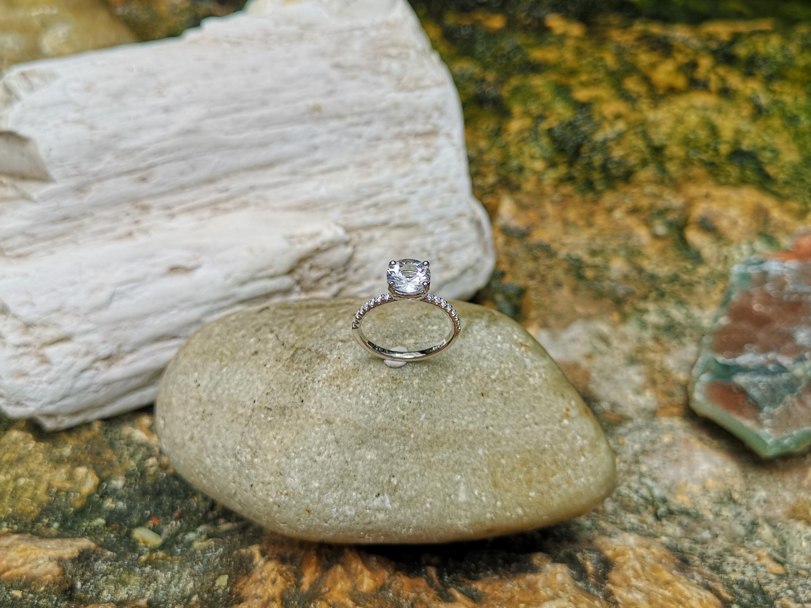 Weißer weißer Saphir mit Diamant Verlobungsring in Platin 950 Fassung im Angebot 1