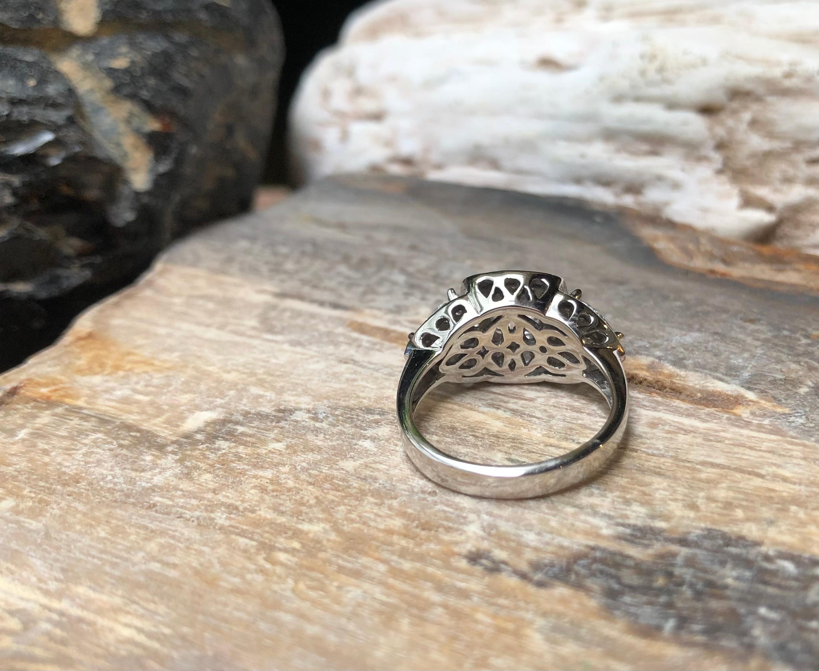 Anello con zaffiro bianco e diamanti incastonati in oro bianco 18 carati in vendita 7