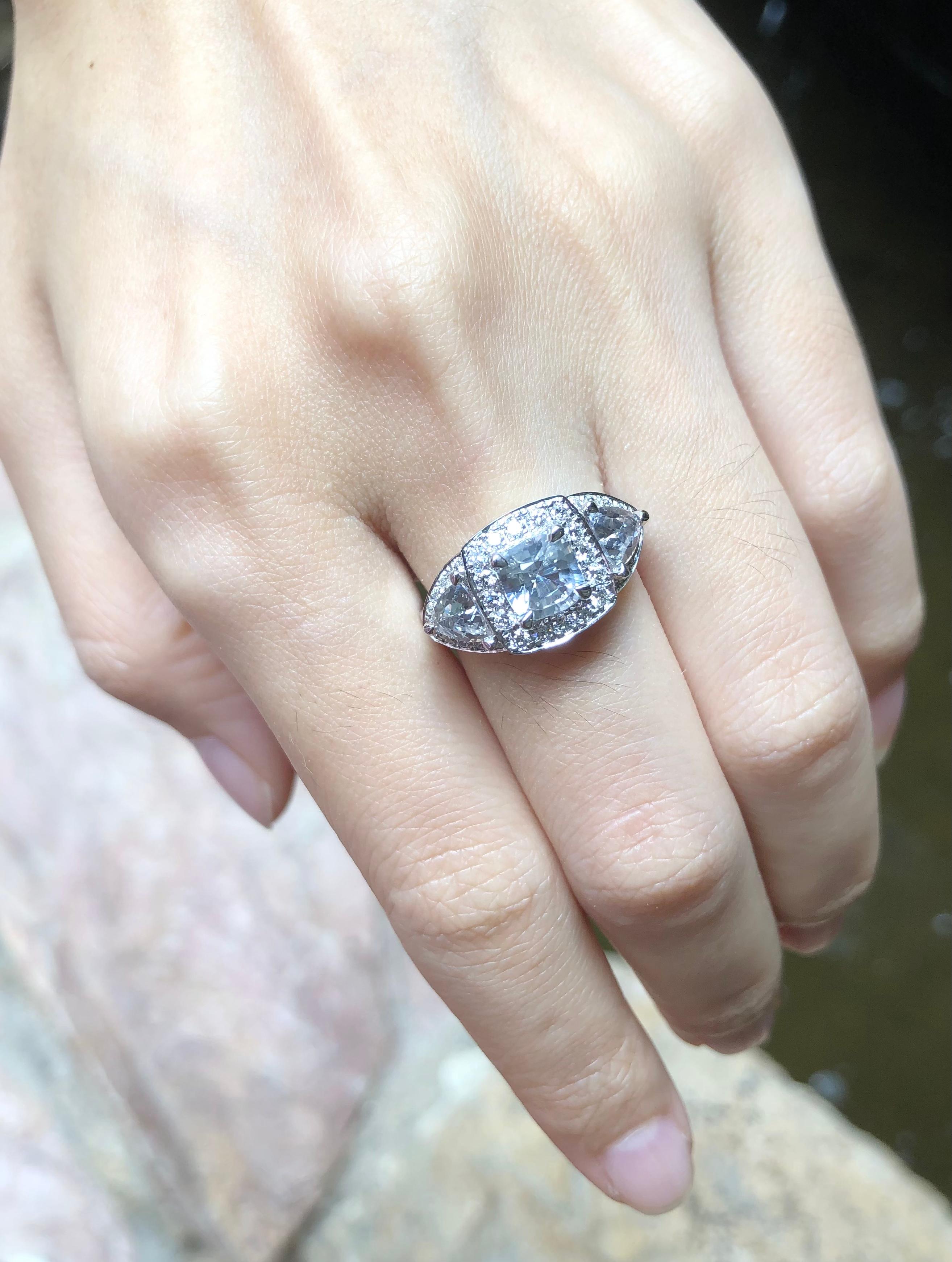 Anello con zaffiro bianco da 2,31 carati e diamante da 0,49 carati con montatura in oro bianco da 18 carati

Larghezza:  2,0 cm 
Lunghezza: 1.0 cm
Misura dell'anello: 53
Peso totale: 6,61 grammi

