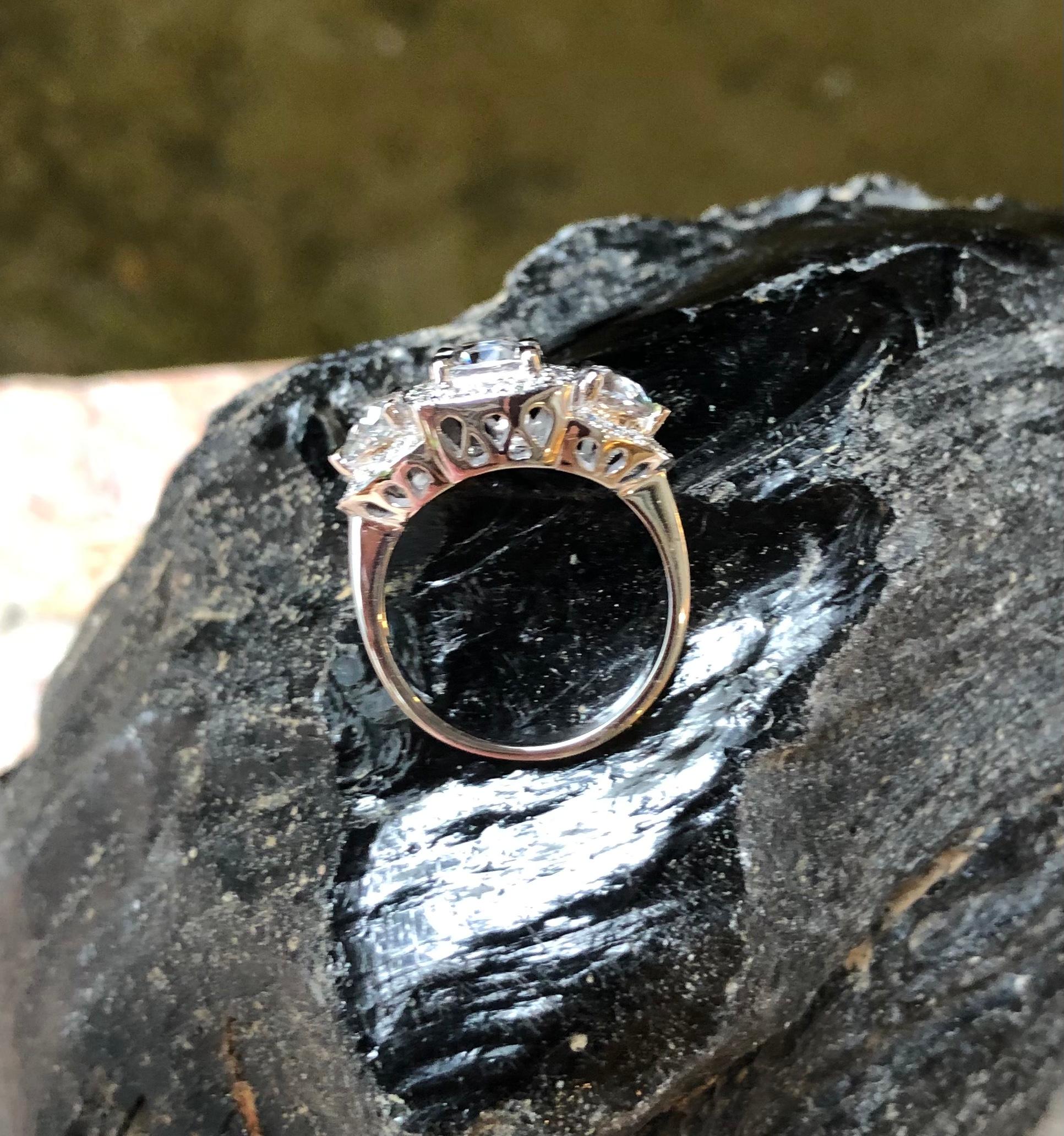 Anello con zaffiro bianco e diamanti incastonati in oro bianco 18 carati in vendita 2