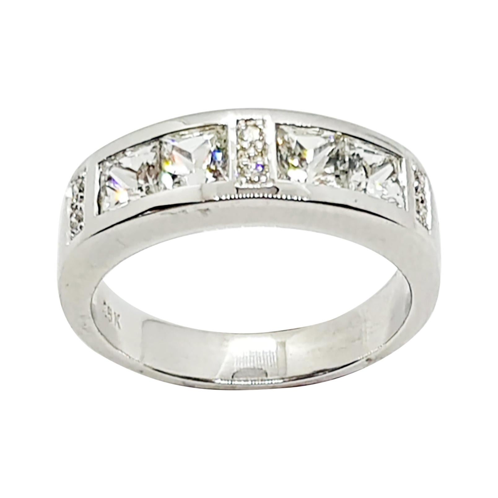 Ring mit weißem weißem Saphir und Diamant in 18 Karat Weißgoldfassung