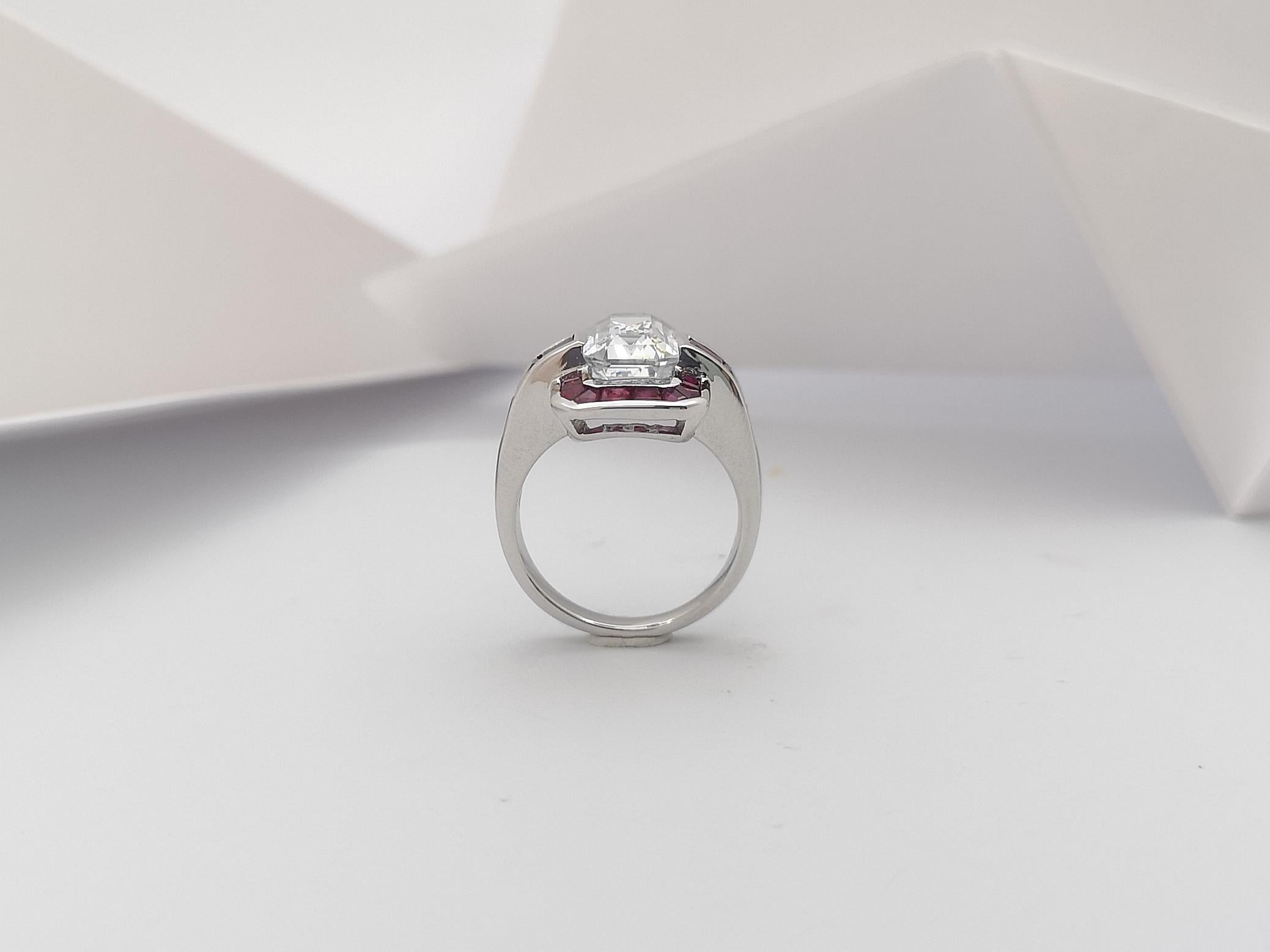 Bague en or blanc 18 carats sertie d'un saphir blanc et d'un rubis en vente 9