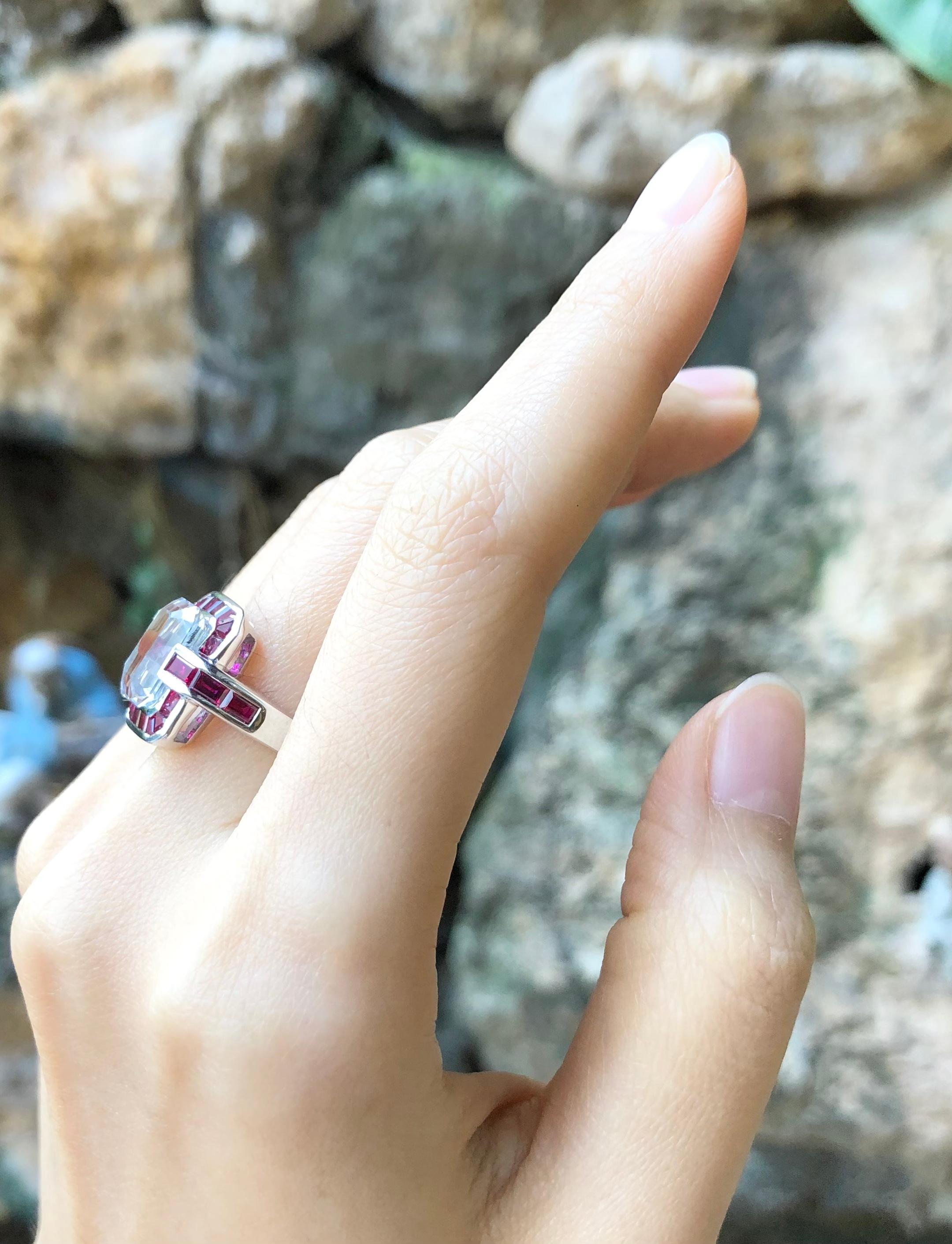 Bague en or blanc 18 carats sertie d'un saphir blanc de 4,11 carats et d'un rubis de 1,87 carat

Largeur :  1,9 cm 
Longueur : 1,5 cm
Taille de la bague : 53
Poids total : 7,99 grammes


