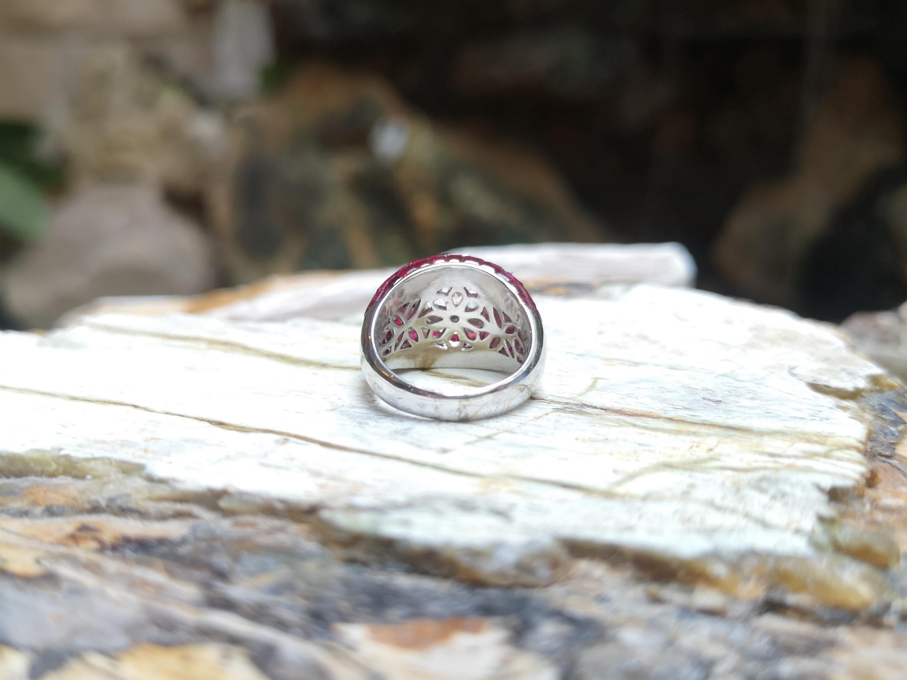 Ring mit weißem weißem Saphir und Rubin in 18 Karat Weißgoldfassung im Angebot 2