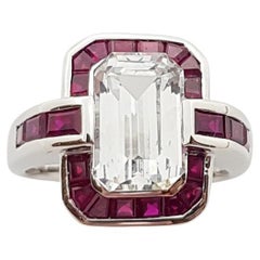 Anillo de zafiro blanco con rubí engastado en oro blanco de 18 quilates