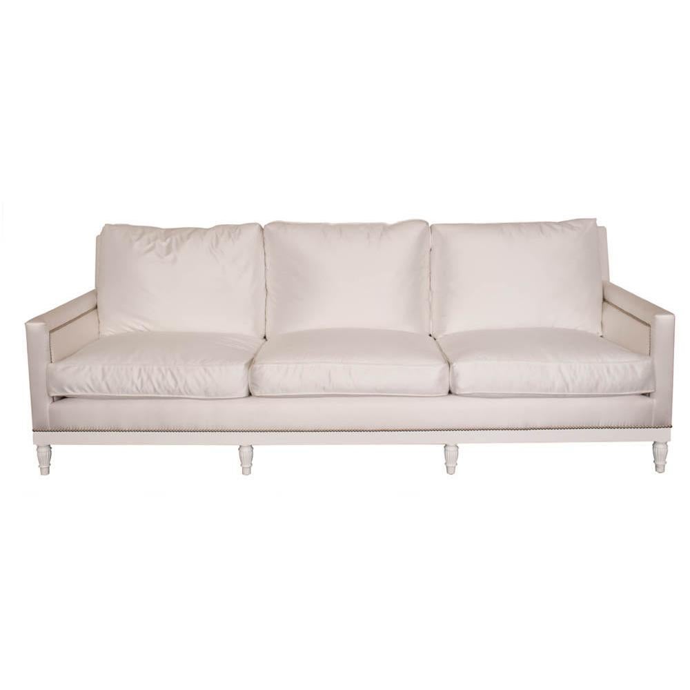 Sofa aus weißem Satin und Nagelkopf in Weiß im Angebot