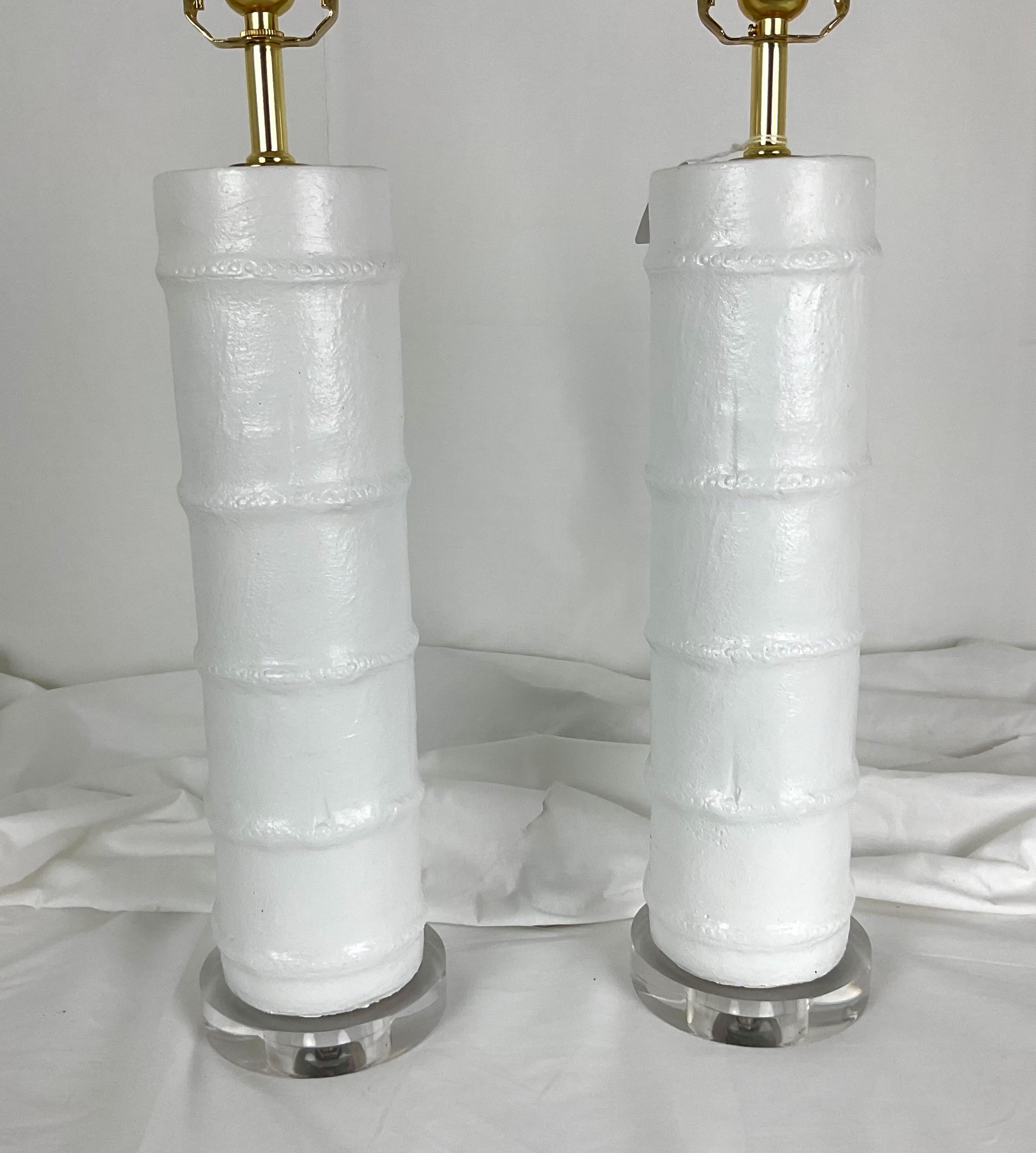 Lámparas de bambú de imitación de metal esmaltado blanco satinado con base de lucite en venta 3