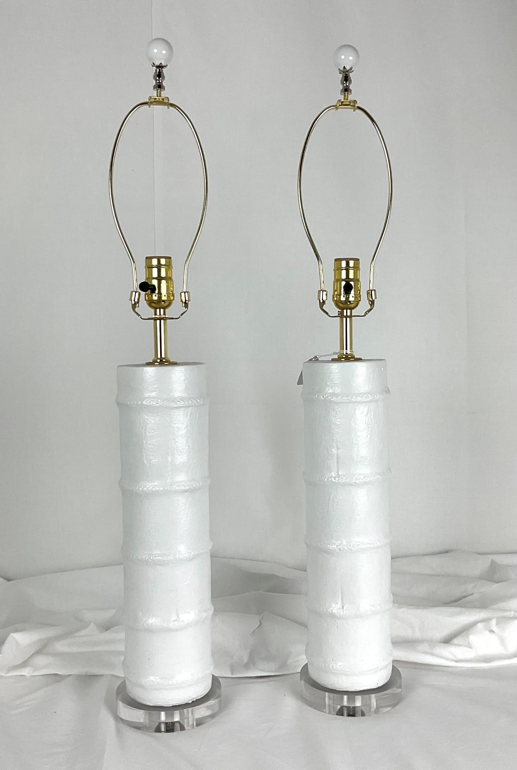 Un elegante par de Lámparas Italianas vintage con una forma limpia y escultural en un blanco opaco brillante. Cada lámpara está soplada a mano con sutiles nervaduras horizontales que dan un efecto de suave textura, como de bambú, que añade