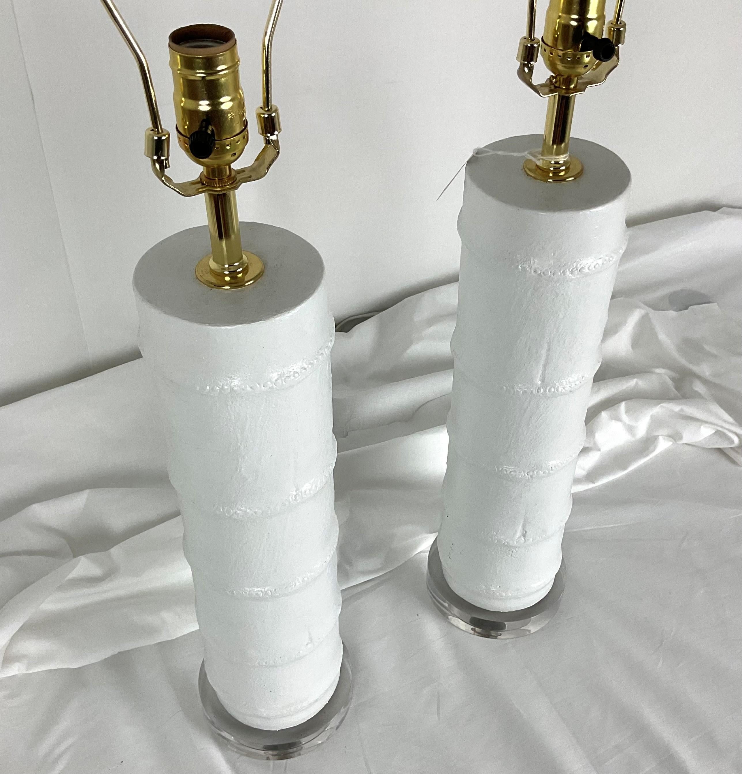 Lámparas de bambú de imitación de metal esmaltado blanco satinado con base de lucite De campo en venta
