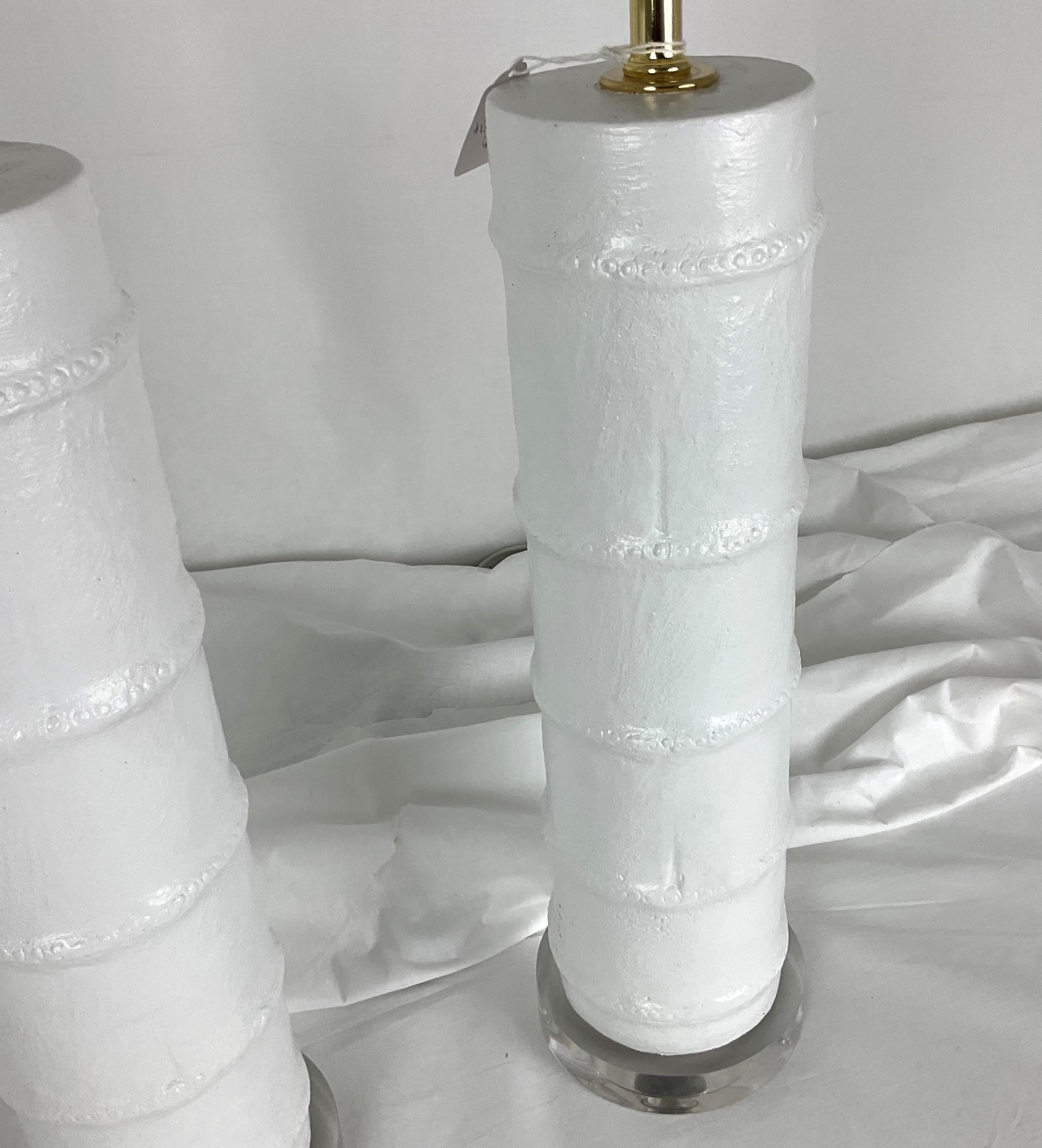 Lámparas de bambú de imitación de metal esmaltado blanco satinado con base de lucite Italiano en venta