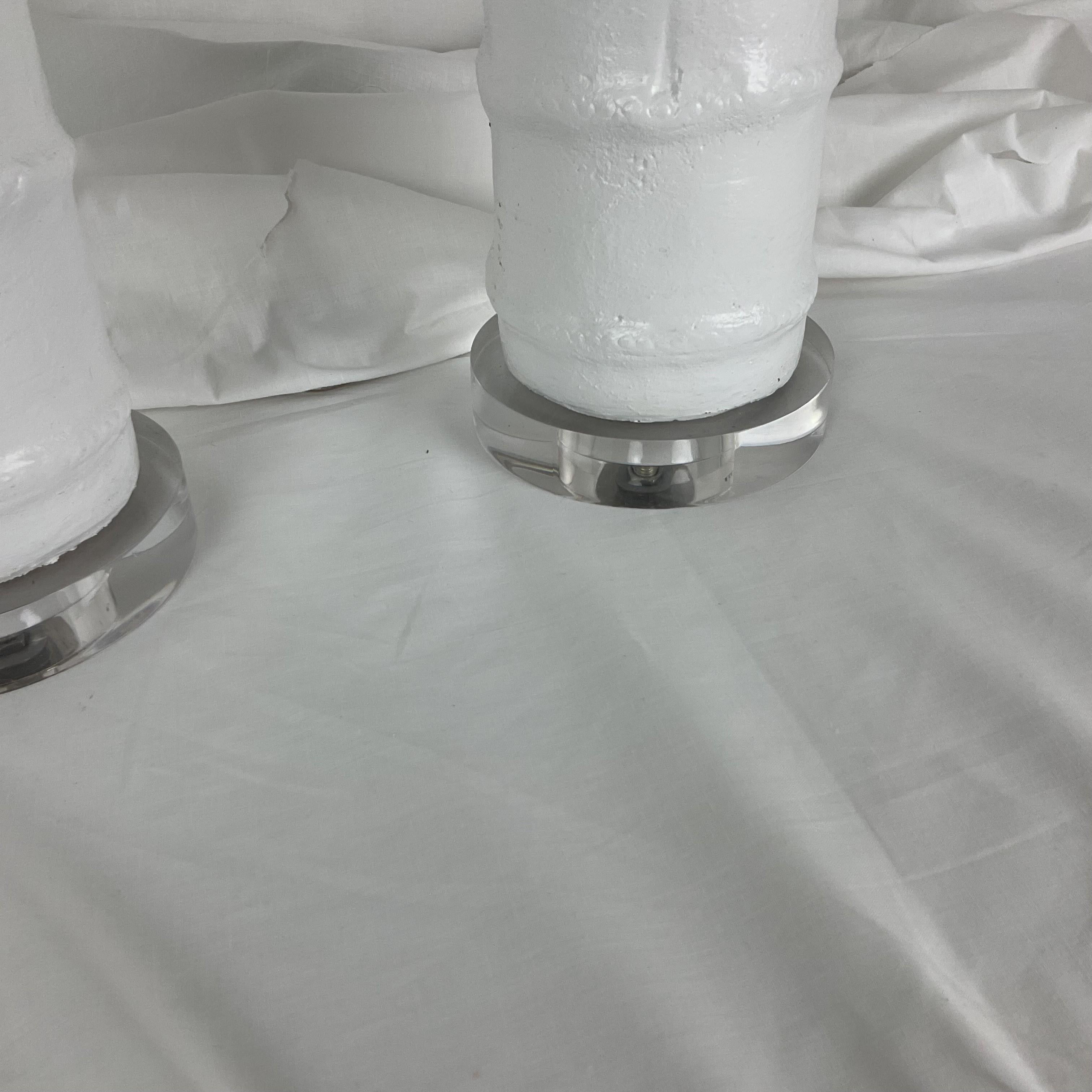 Lámparas de bambú de imitación de metal esmaltado blanco satinado con base de lucite en Bueno estado para la venta en West Palm Beach, FL