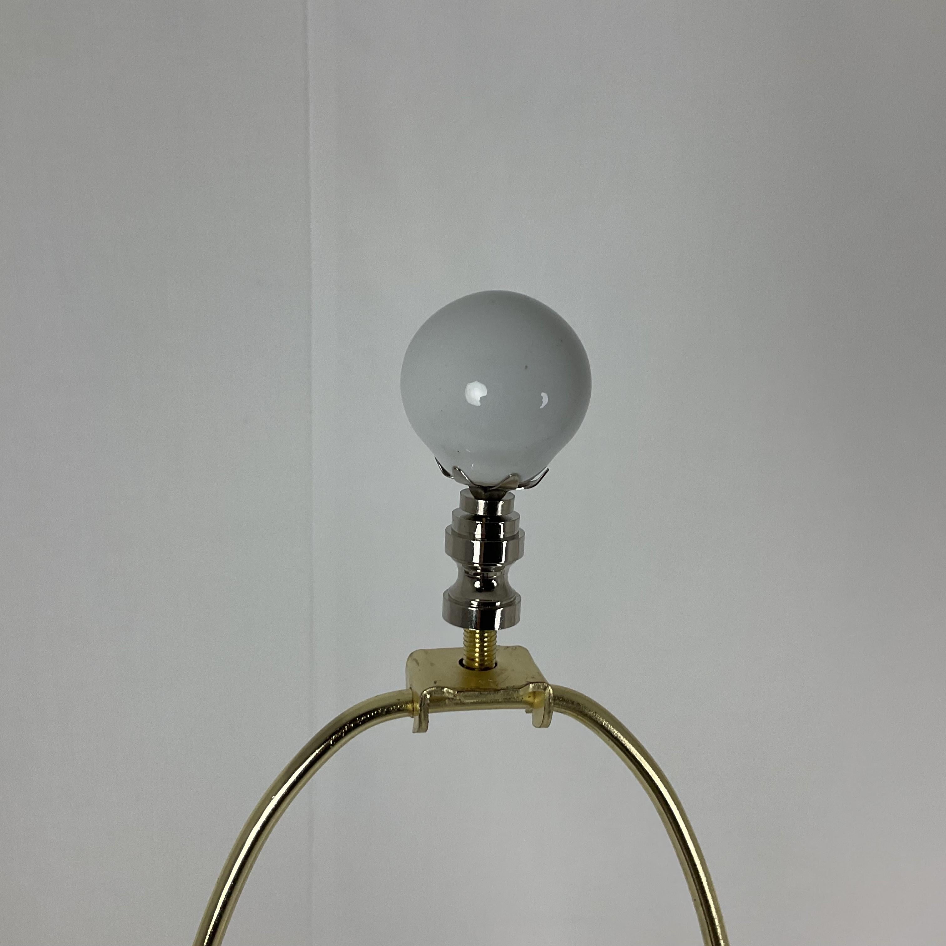 Lámparas de bambú de imitación de metal esmaltado blanco satinado con base de lucite Aluminio en venta