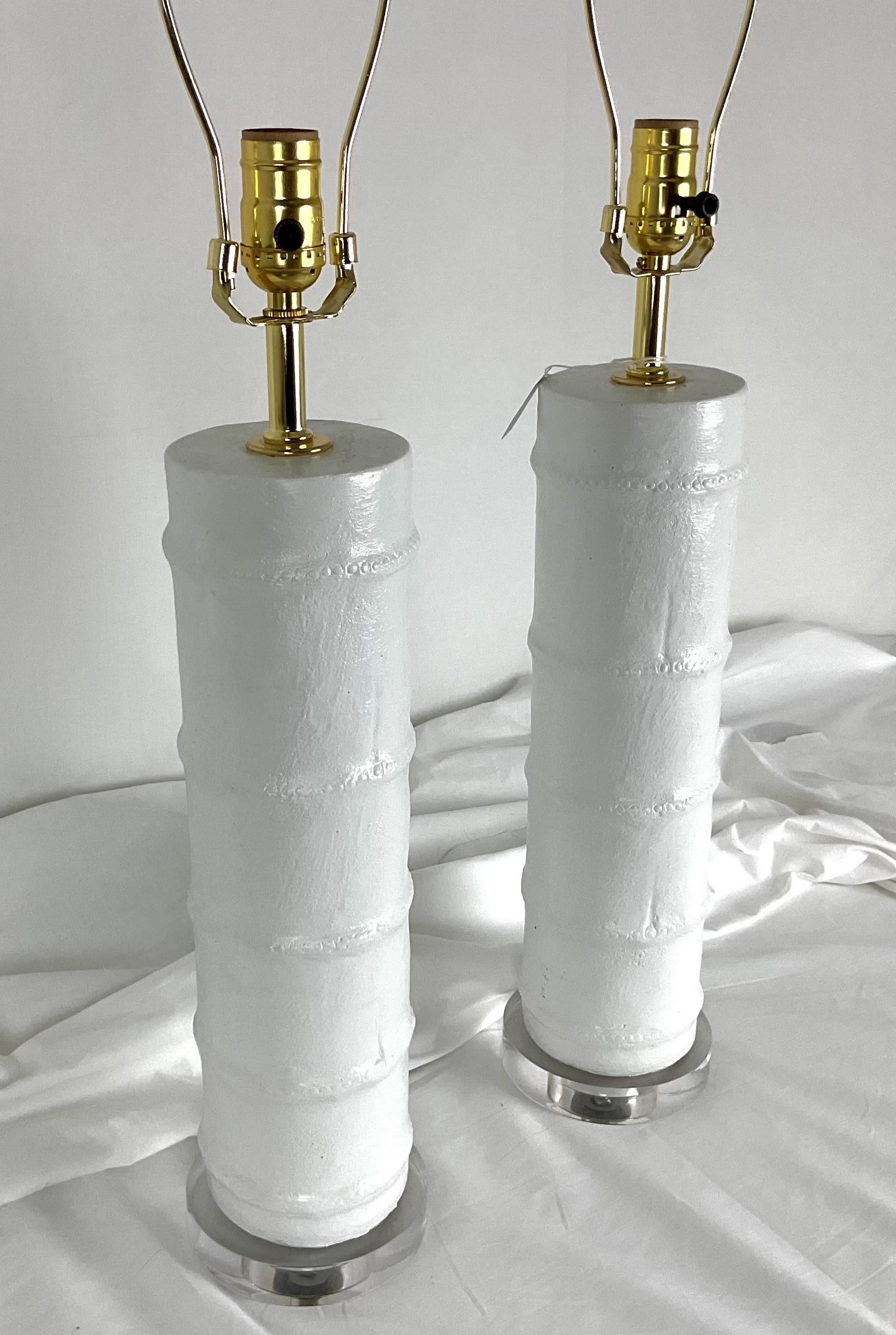 Lámparas de bambú de imitación de metal esmaltado blanco satinado con base de lucite en venta 1