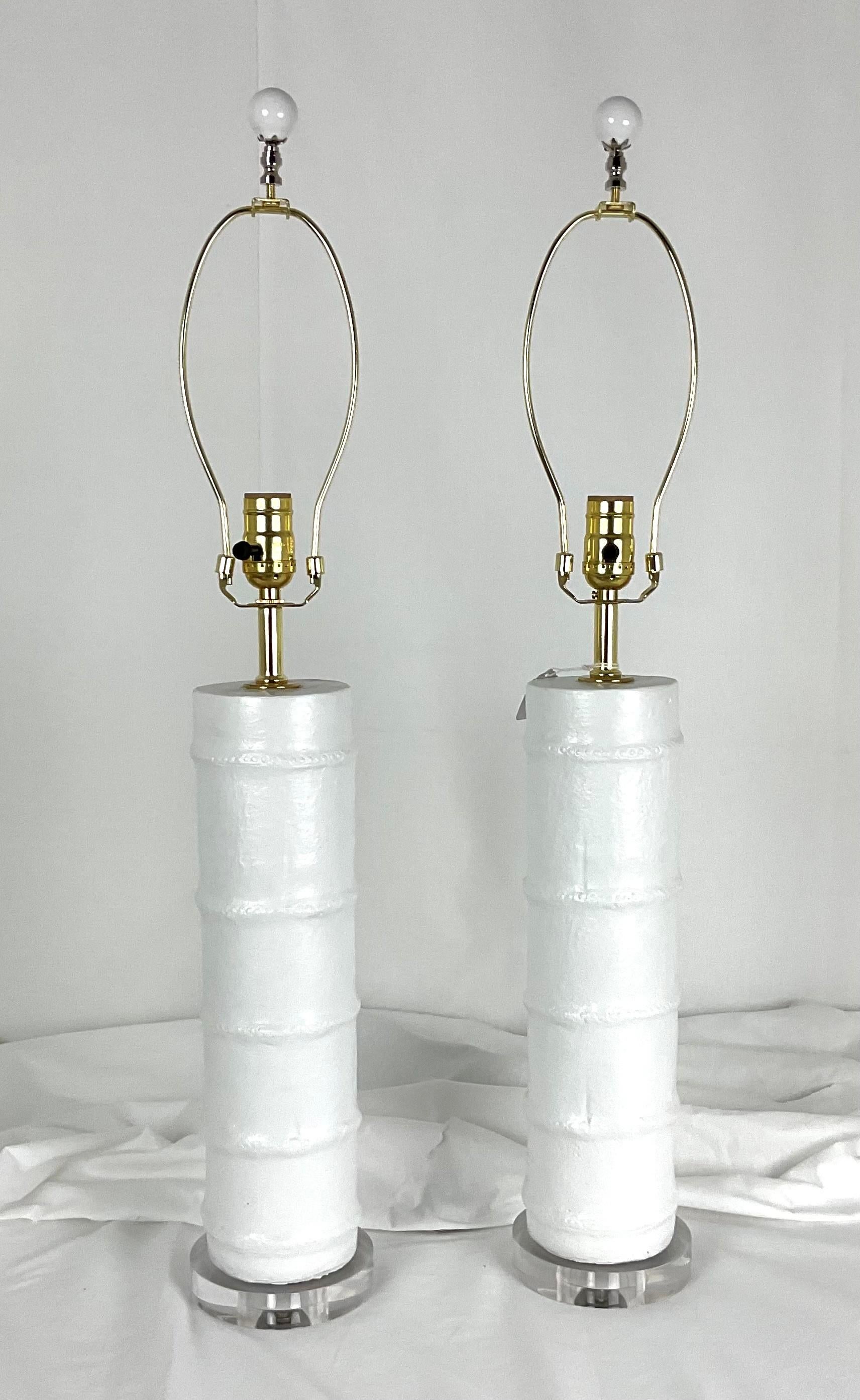 Lámparas de bambú de imitación de metal esmaltado blanco satinado con base de lucite en venta 2