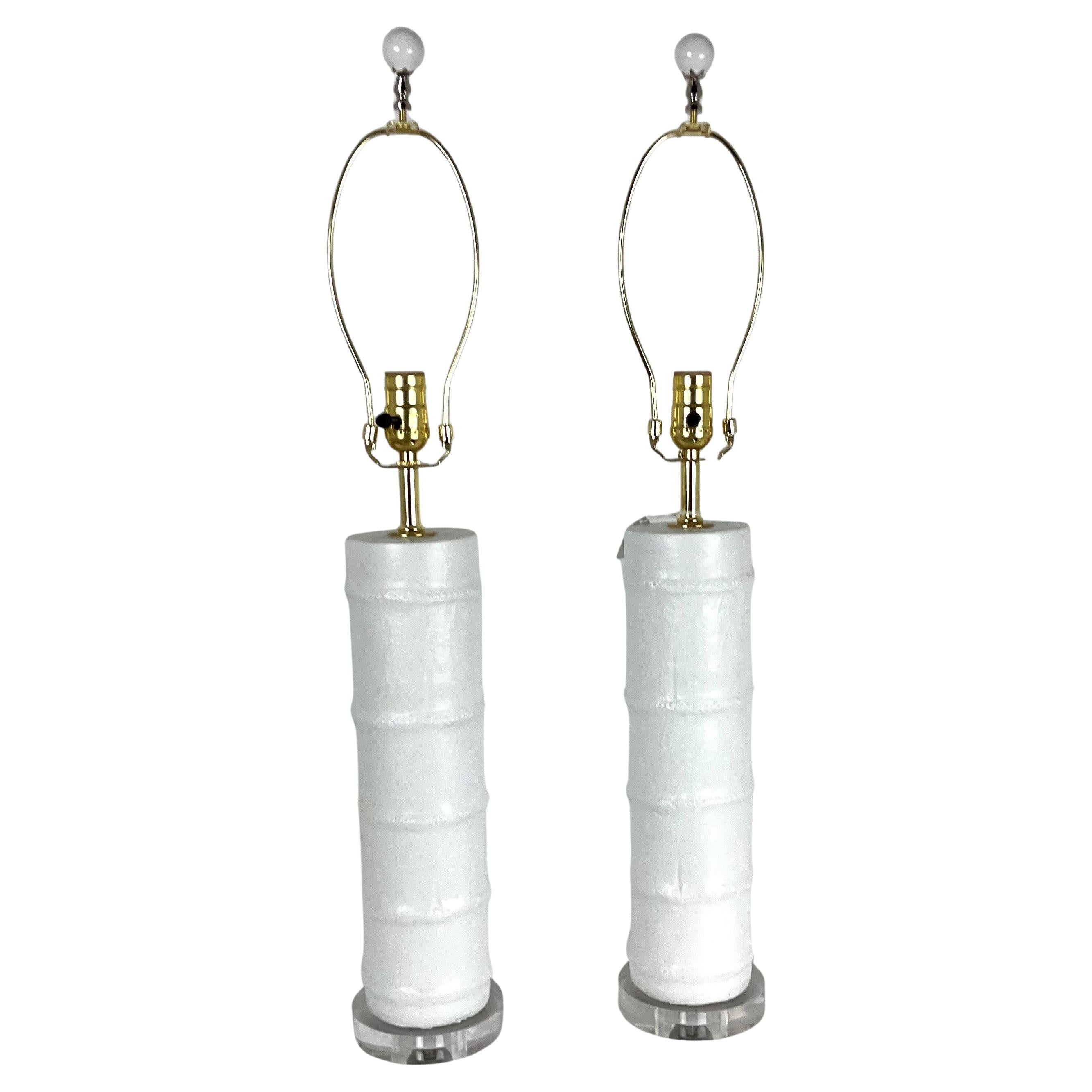 Lámparas de bambú de imitación de metal esmaltado blanco satinado con base de lucite en venta