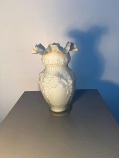 Jarrón de cristal satinado blanco con relieve y borde ondulado