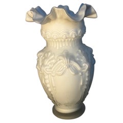 Jarrón de cristal satinado blanco con relieve y borde ondulado