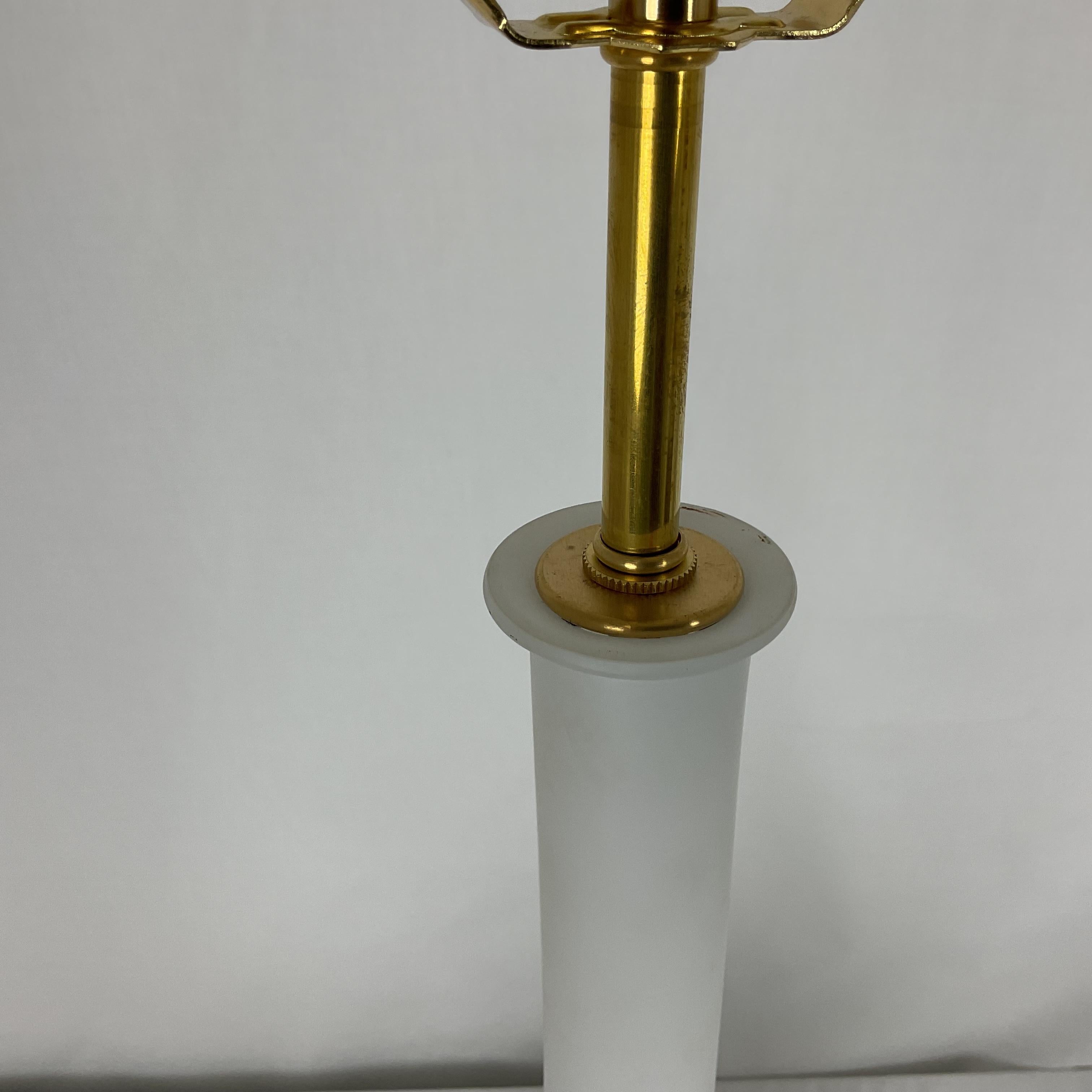 Lámparas de cristal de Murano satinado blanco con base de lucita negra Moderno de mediados de siglo en venta
