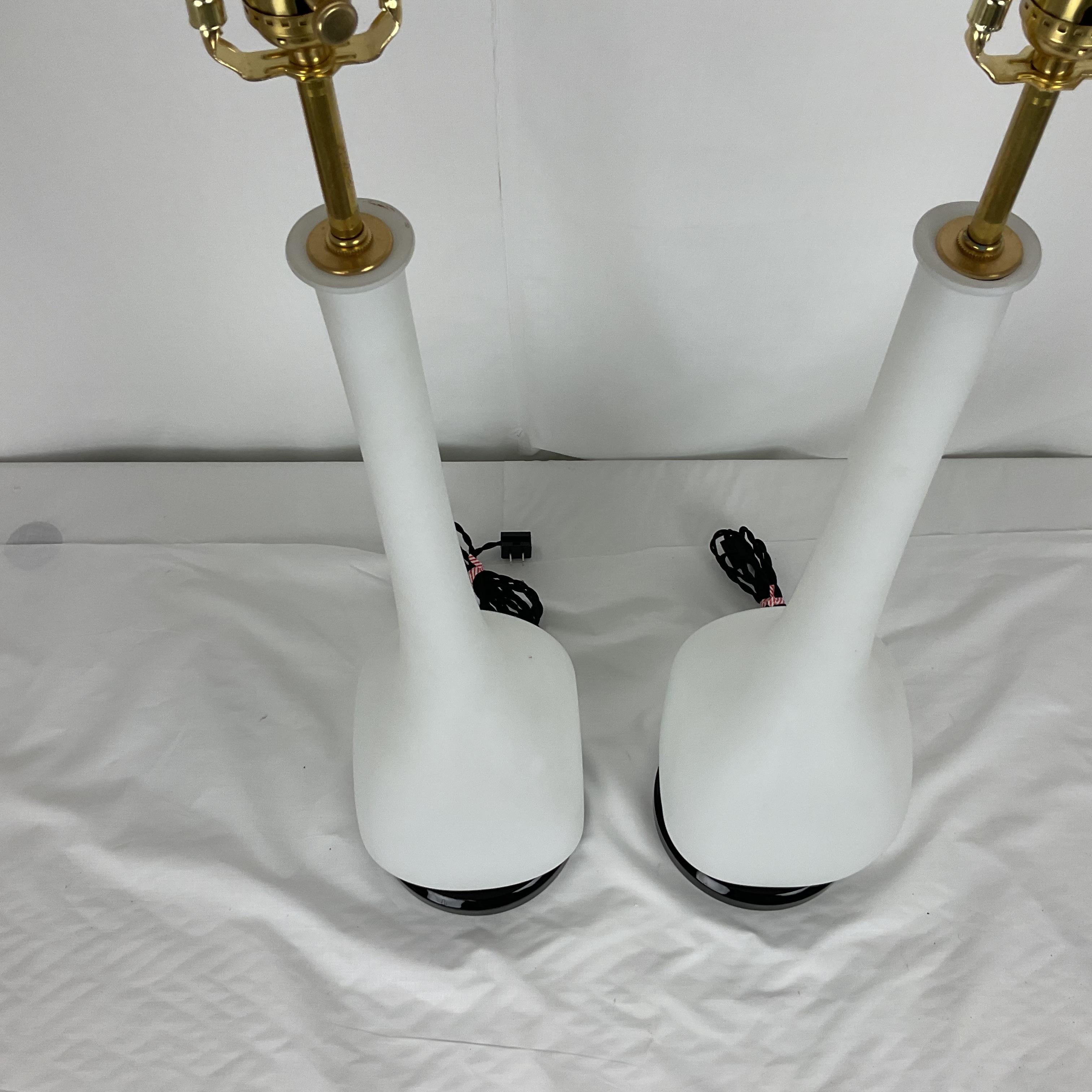 Lámparas de cristal de Murano satinado blanco con base de lucita negra Cristal de Murano en venta