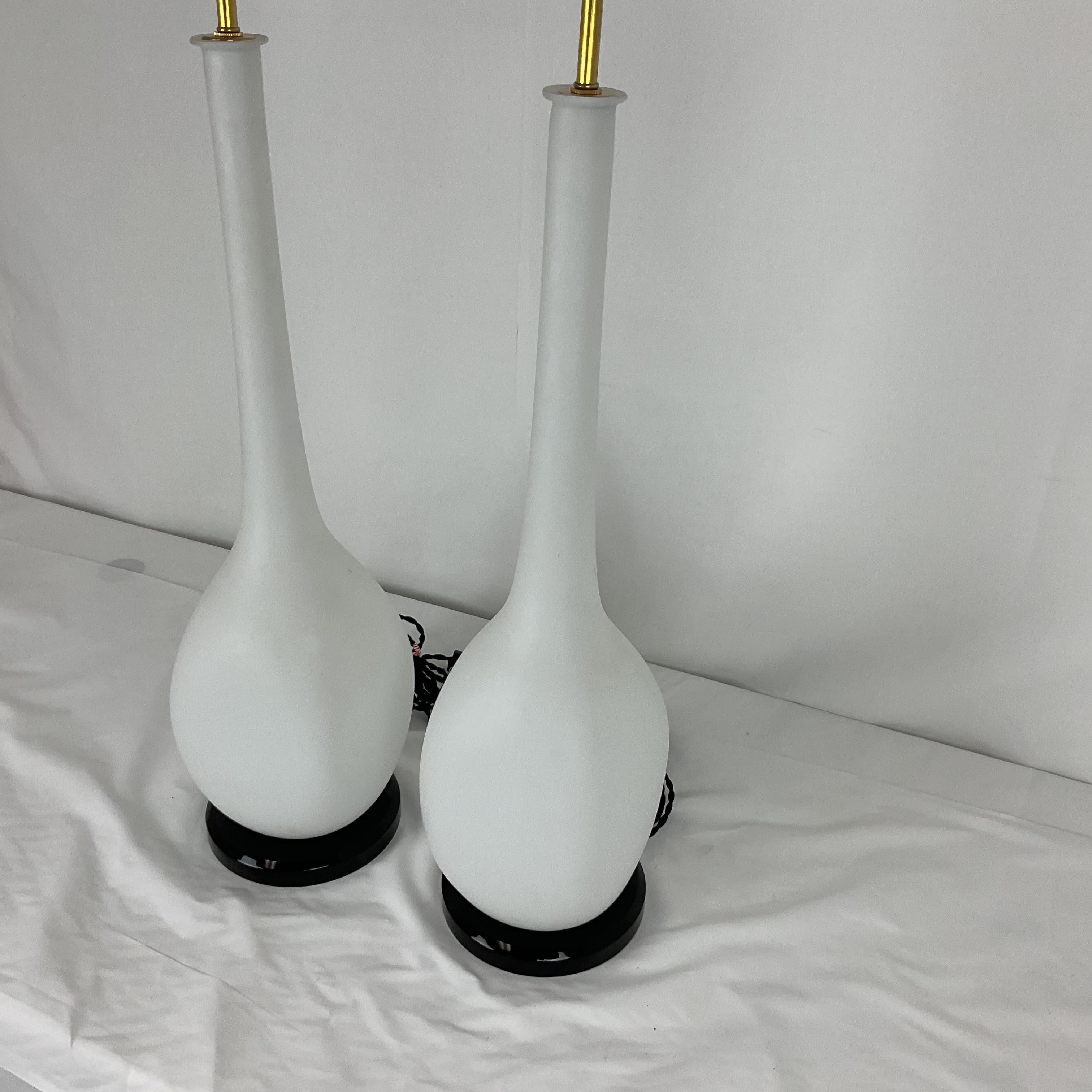 Lámparas de cristal de Murano satinado blanco con base de lucita negra en venta 1