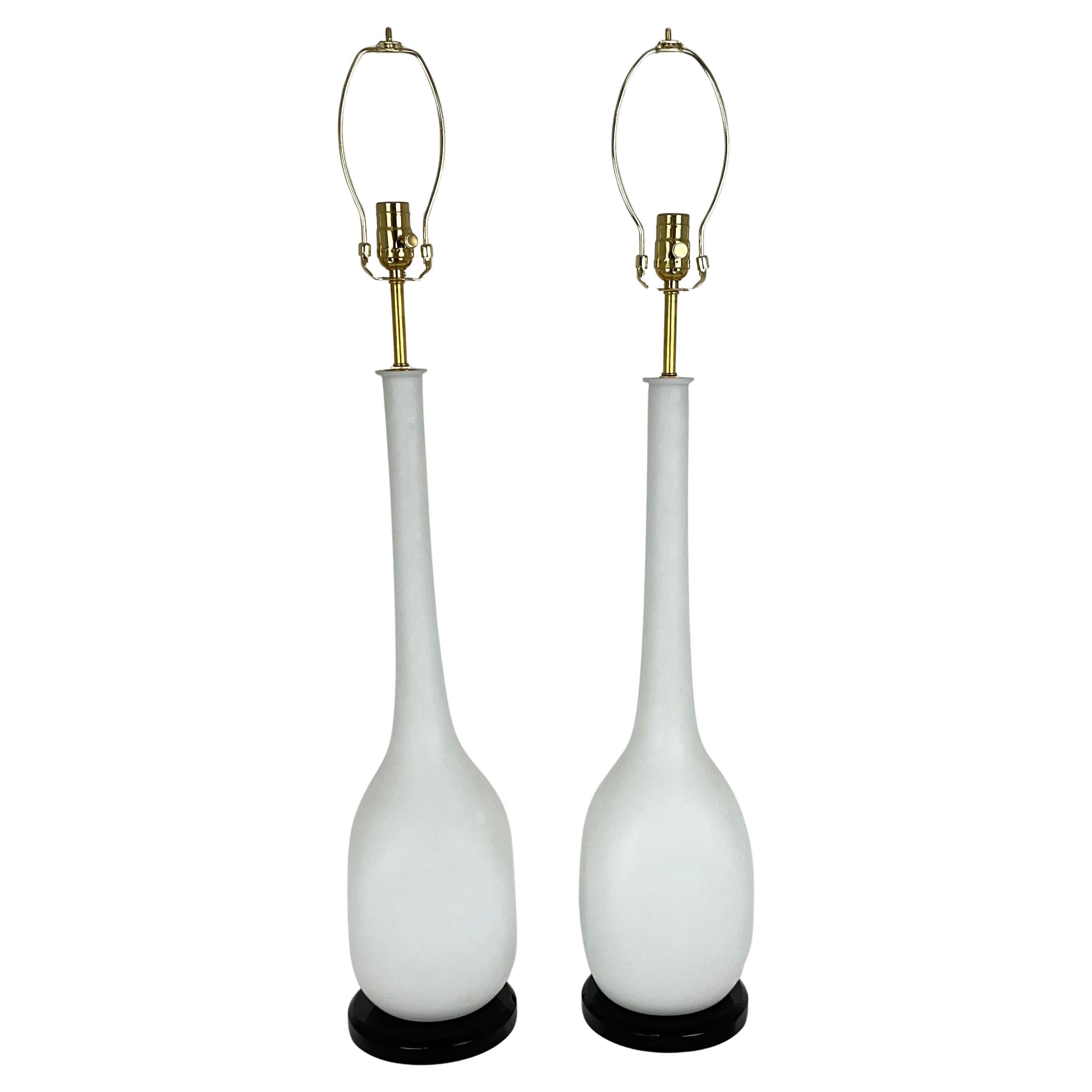 Lámparas de cristal de Murano satinado blanco con base de lucita negra en venta