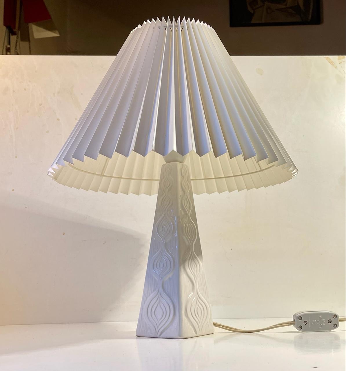- White glazed Ceramic table lamp decorated onion patterns in relief
- Designed and manufactured by Elisabeth Loholt in Denmark during the 1950s in a style reminiscent of Ingrid Atterberg and Michael Andersen.
- This light is fully functional but