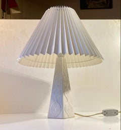 Weiße skandinavische Keramik-Tischlampe aus weißer Weiß von Elisabeth Loholt, 1950er Jahre
