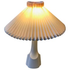 Weiße skandinavische Keramik-Tischlampe aus Sholm, 1970er Jahre