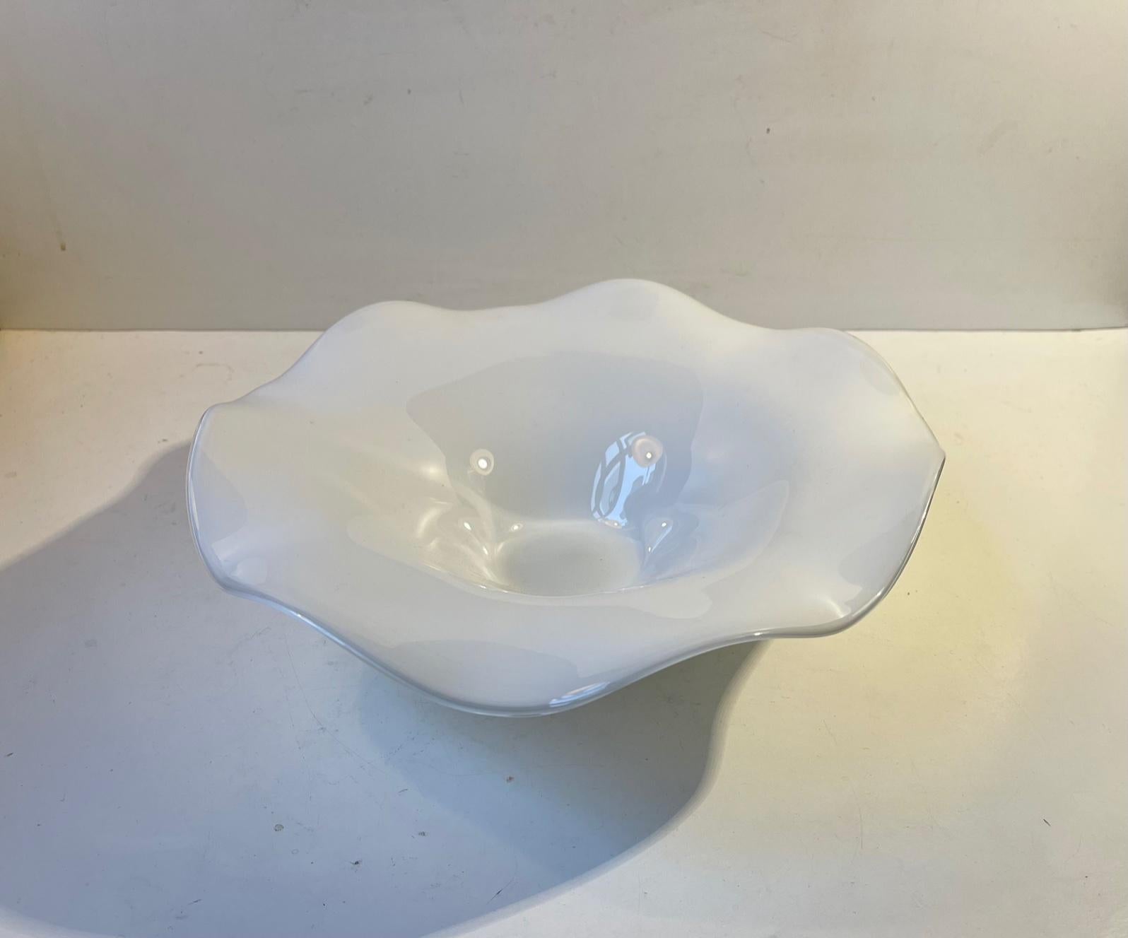 White Scandinavian Freeform Centerpiece Fruit Bowl from Holmegaard, 1970s In Good Condition For Sale In Esbjerg, DK