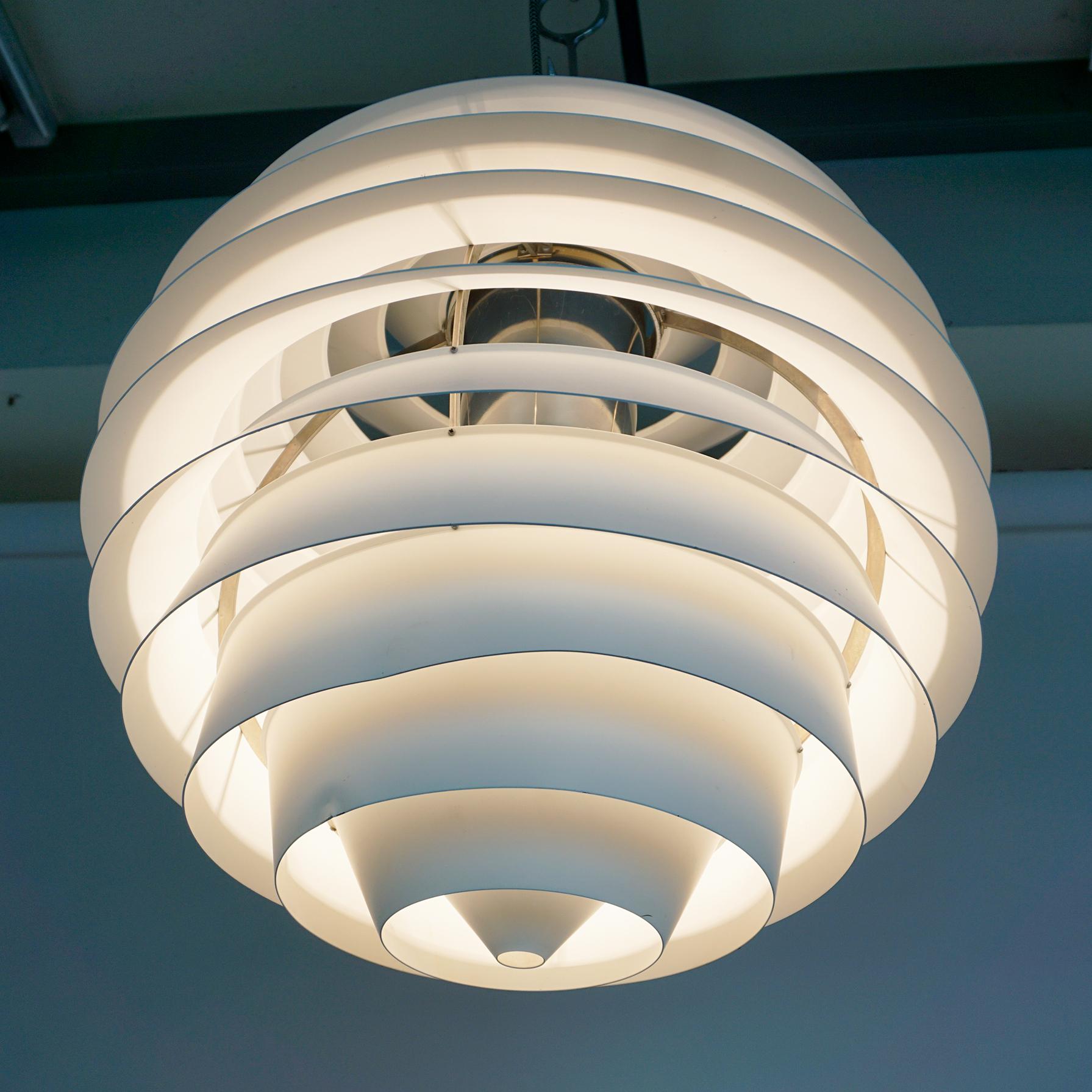 White Scandinavian Pendant Lamp PH Louvre by Poul Henningsen for Poulsen Denmark In Good Condition In Vienna, AT