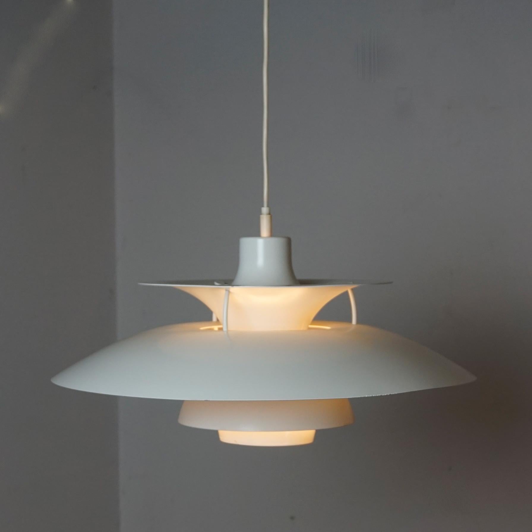 The PH5 was designed by Poul Henningsen 1958 and produced by Louis Poulsen.
The iconic fixture provides 100% glare-free light. Poul Henningsen developed the PH 5 in 1958 as a follow-up to his celebrated three-shade system. The fixture emits both