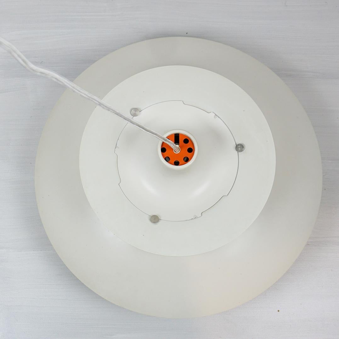 La lampe suspendue PH5 a été conçue par Poul Henningsen en 1958 et produite par Louis Poulsen Danemark.
Ce luminaire emblématique offre une lumière 100 % non éblouissante. Poul Henningsen a mis au point le PH 5 en 1958 pour donner suite à son