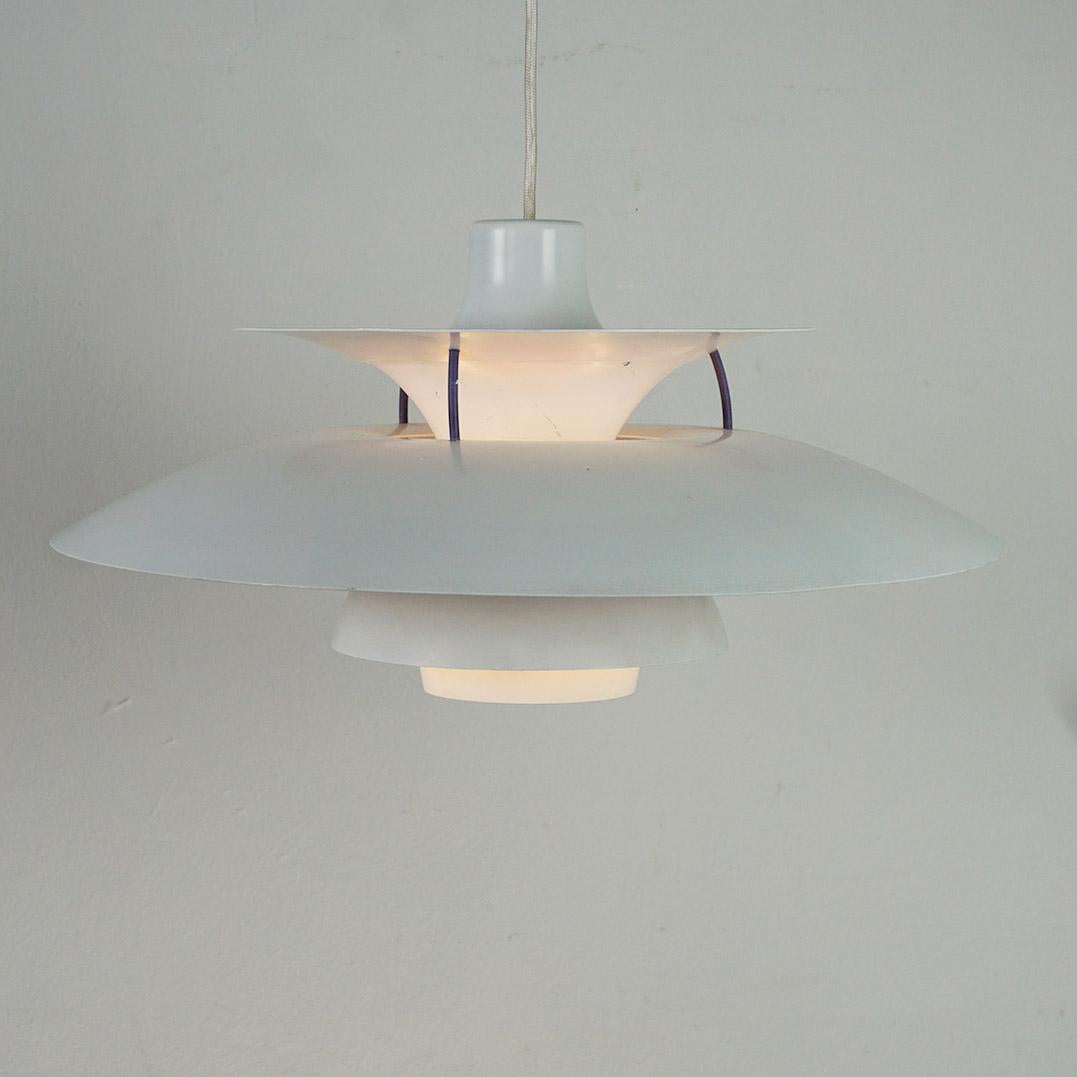 Die PH5 Pendelleuchte wurde 1958 von Poul Henningsen entworfen und von Louis Poulsen Dänemark hergestellt.
Die ikonische Leuchte bietet 100 % blendfreies Licht. Poul Henningsen entwickelte den PH 5 im Jahr 1958 als Nachfolger seines berühmten