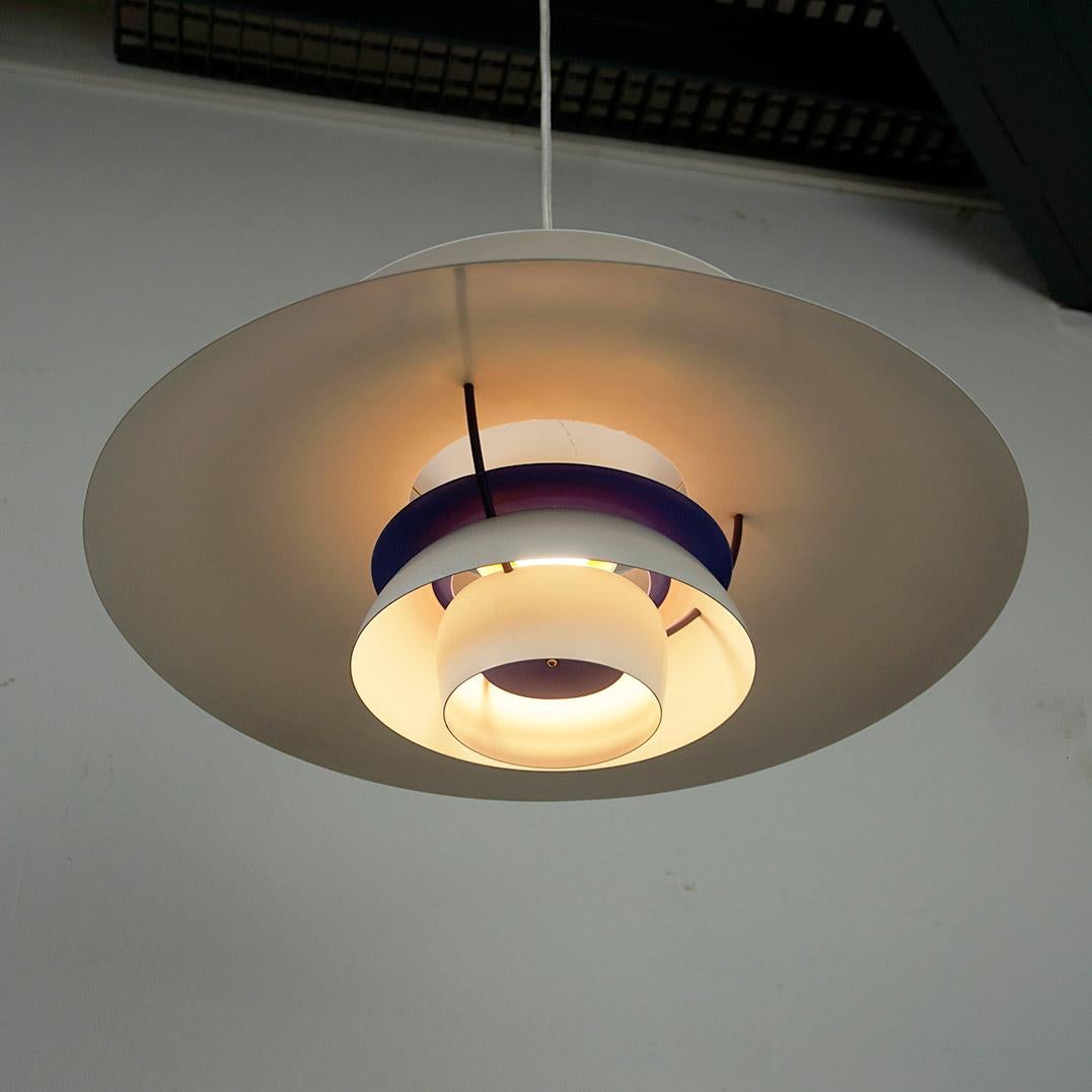 Weiße skandinavische Pendelleuchte PH5 von Poul Henningsen für Louis Poulsen, Dänemark (Skandinavische Moderne) im Angebot