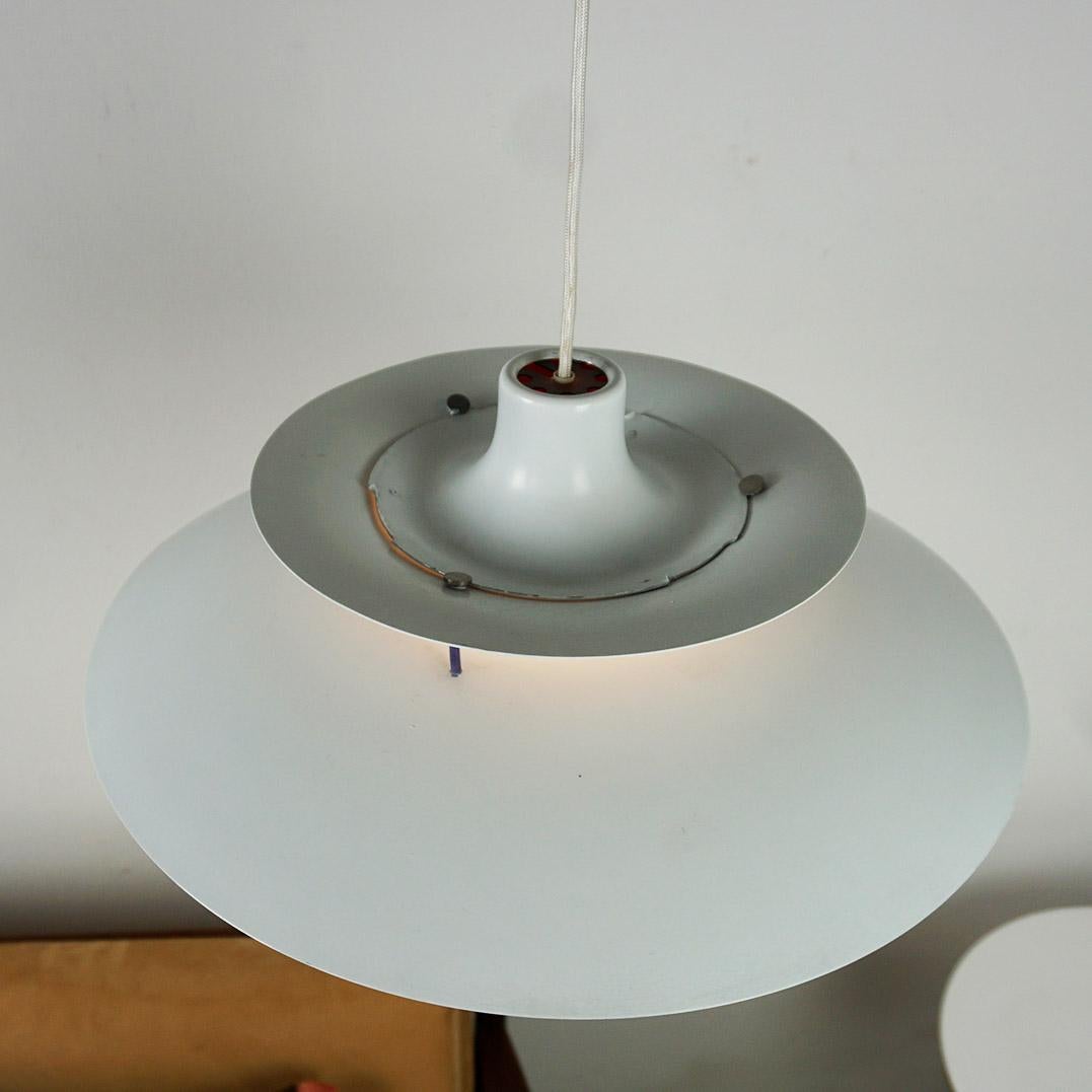 Weiße skandinavische Pendelleuchte PH5 von Poul Henningsen für Louis Poulsen, Dänemark (Dänisch) im Angebot