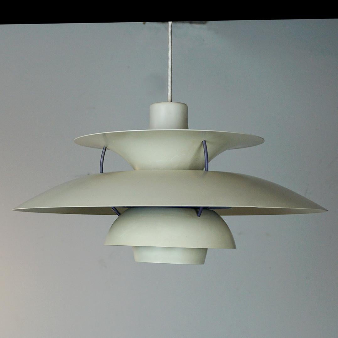 Lampe pendante scandinave blanche PH5 par Poul Henningsen pour Louis Poulsen Danemark Bon état - En vente à Vienna, AT