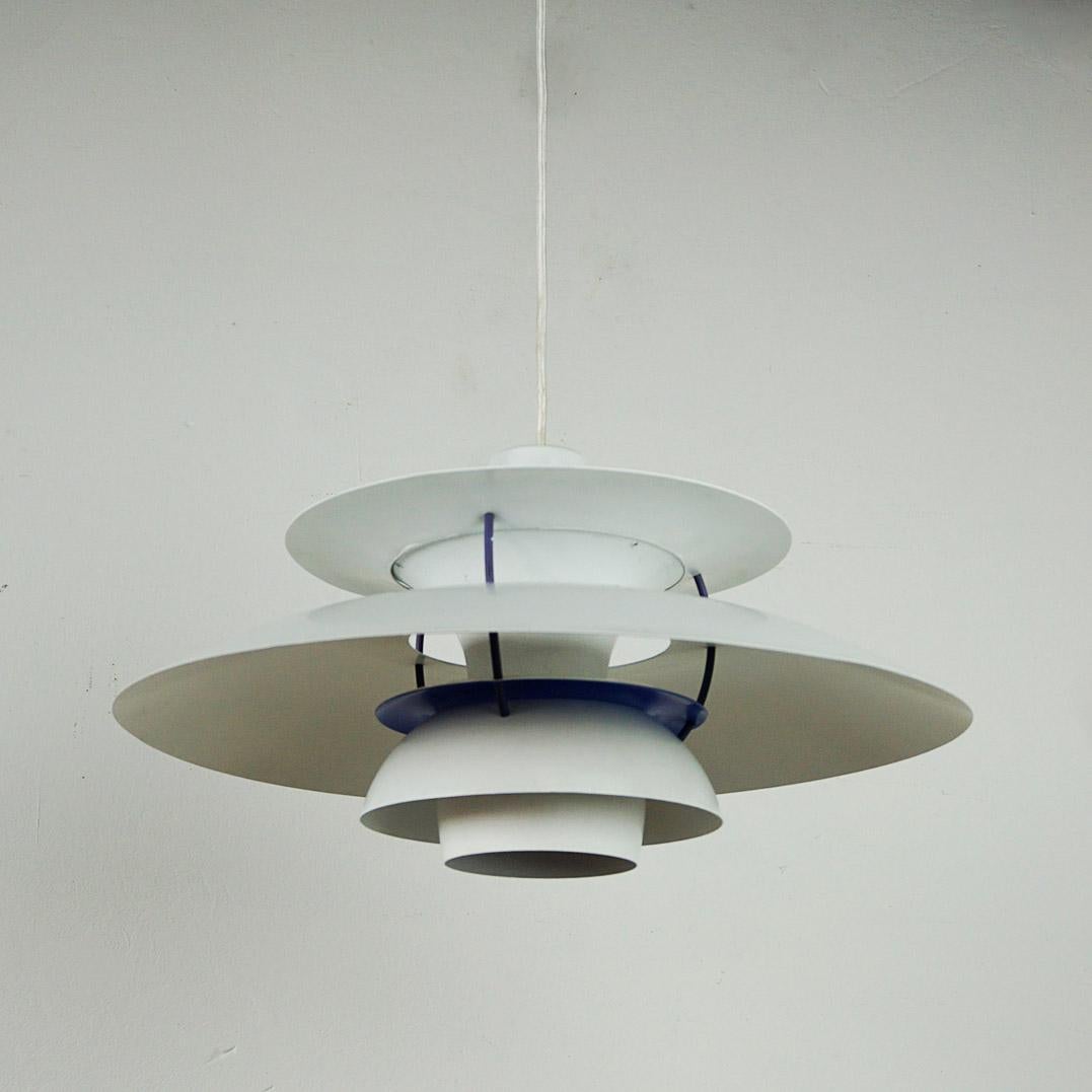 Weiße skandinavische Pendelleuchte PH5 von Poul Henningsen für Louis Poulsen, Dänemark (Mitte des 20. Jahrhunderts) im Angebot