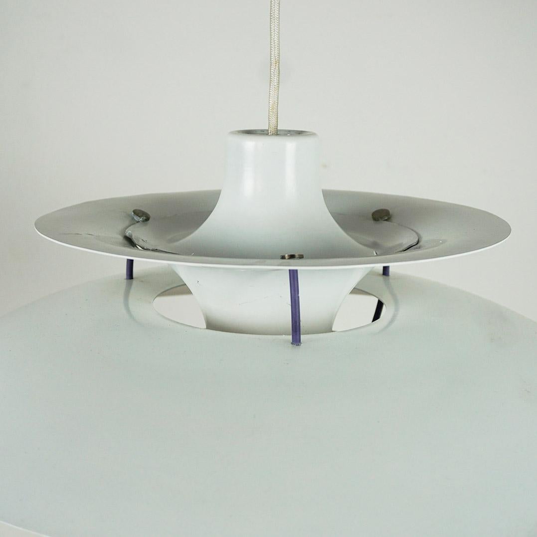 Weiße skandinavische Pendelleuchte PH5 von Poul Henningsen für Louis Poulsen, Dänemark im Angebot 1