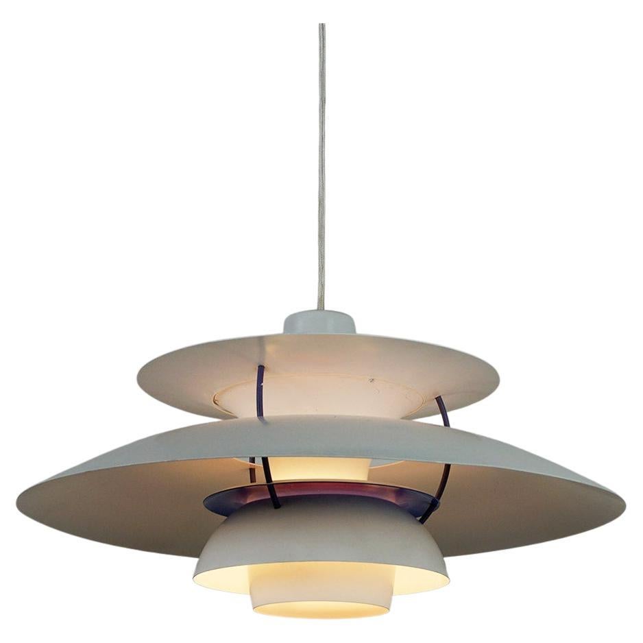 Weiße skandinavische Pendelleuchte PH5 von Poul Henningsen für Louis Poulsen, Dänemark im Angebot