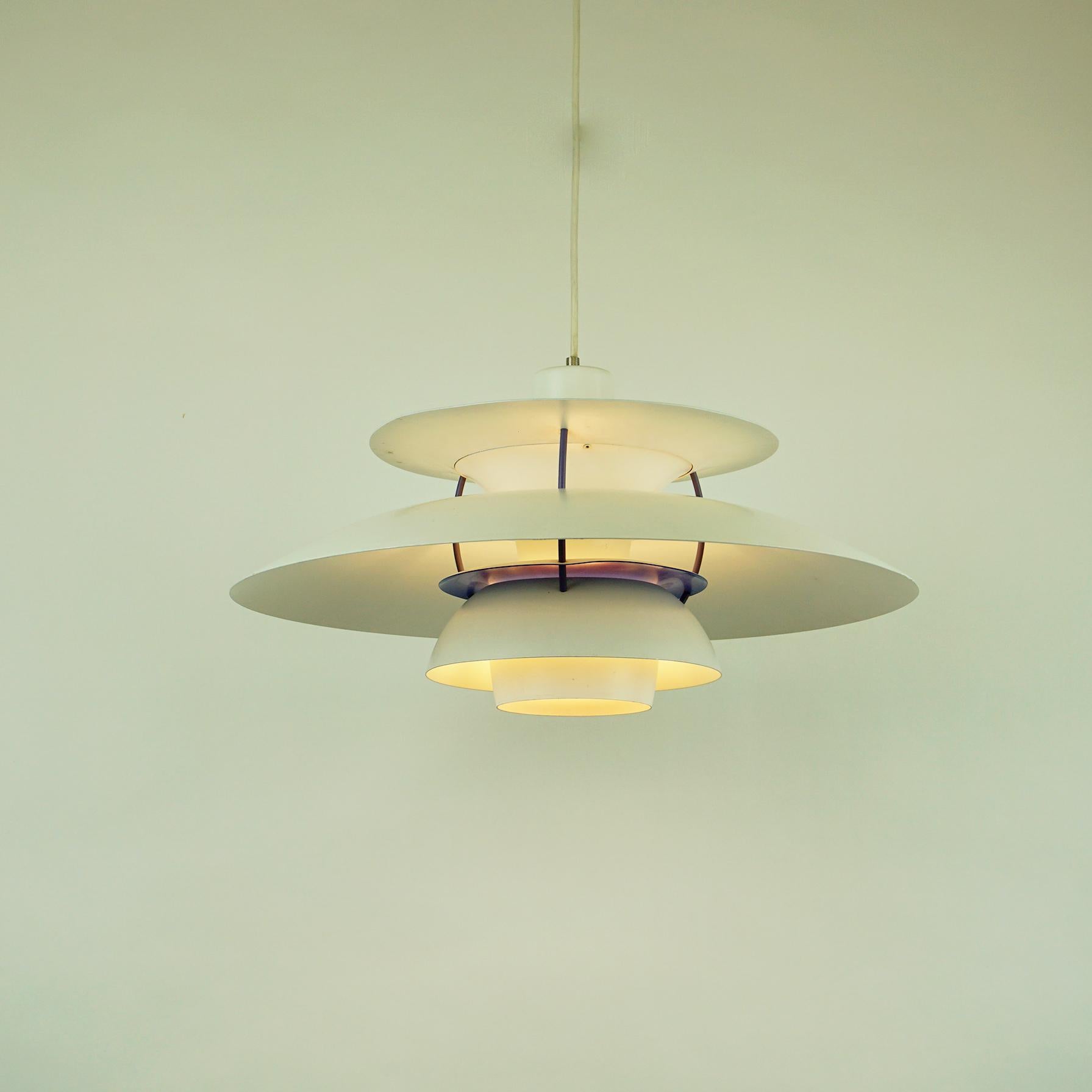 Scandinave moderne Pendentif scandinave PH5 blanc de Poul Henningsen pour Louis Poulsen