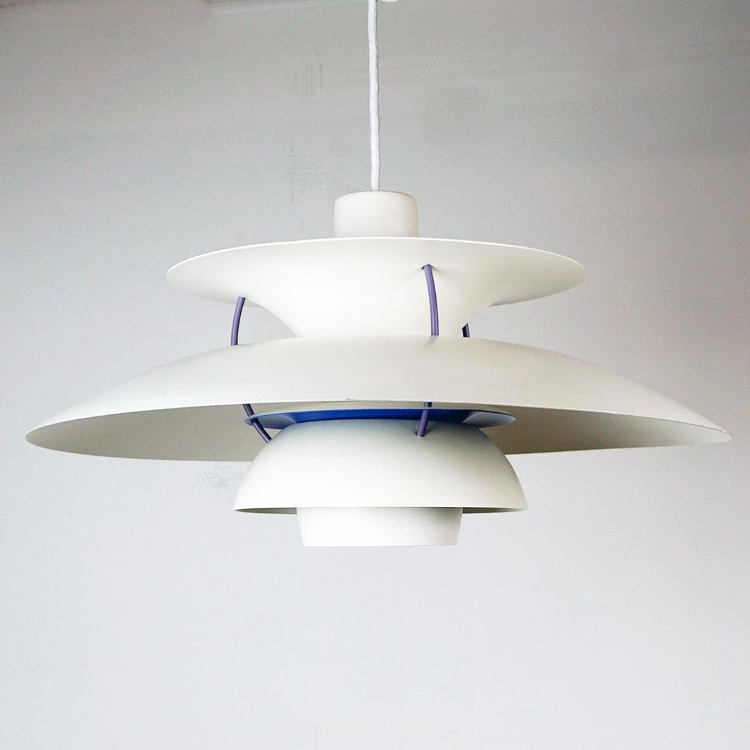 Scandinave moderne Pendentif scandinave PH5 blanc de Poul Henningsen pour Louis Poulsen en vente