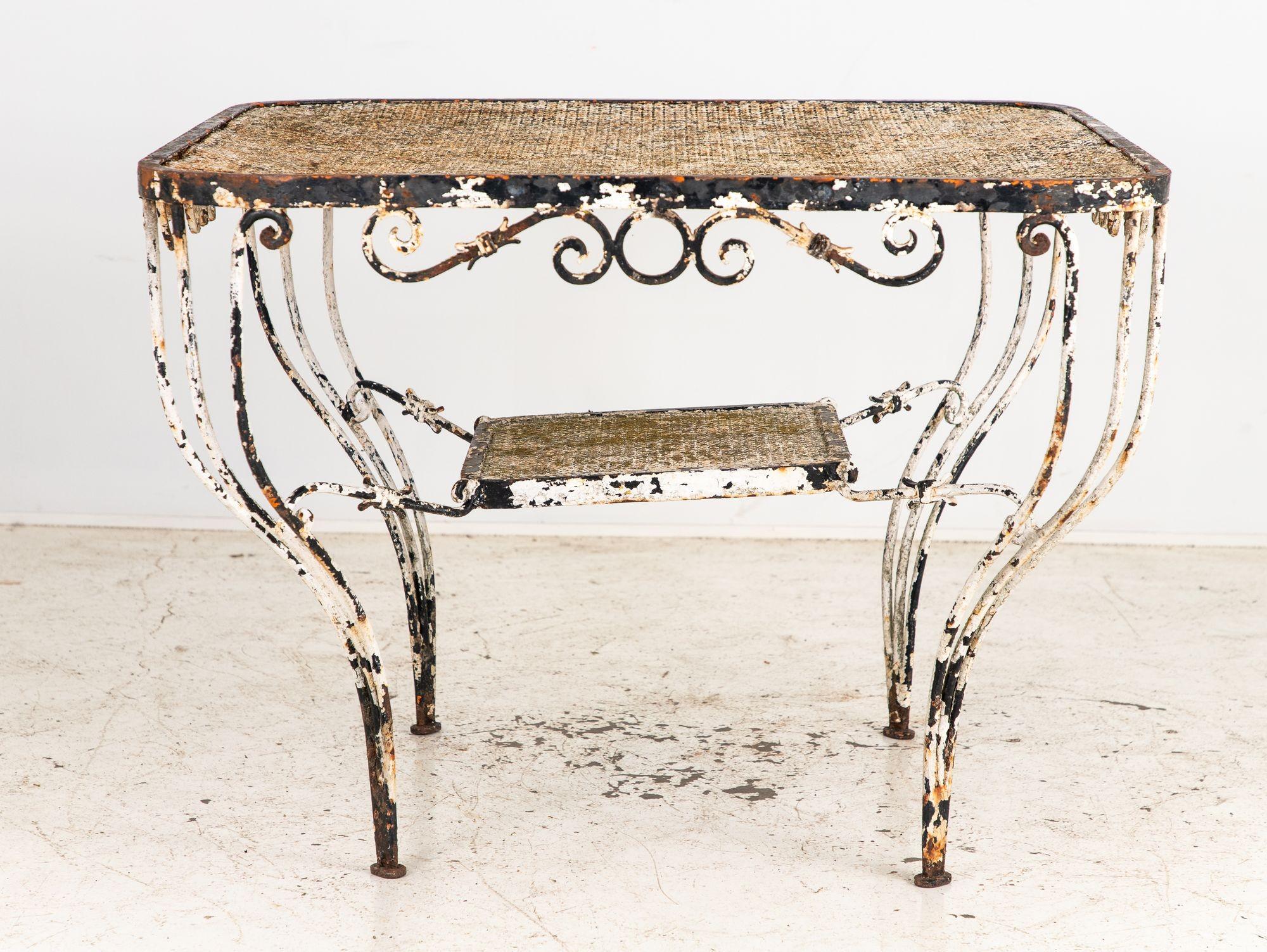Cet ensemble de mobilier de jardin en fer et métal français des années 1940 comprend quatre chaises d'appoint et une table carrée, le tout orné d'une peinture blanche altérée qui reflète son charme vintage. Les chaises présentent d'élégants dossiers