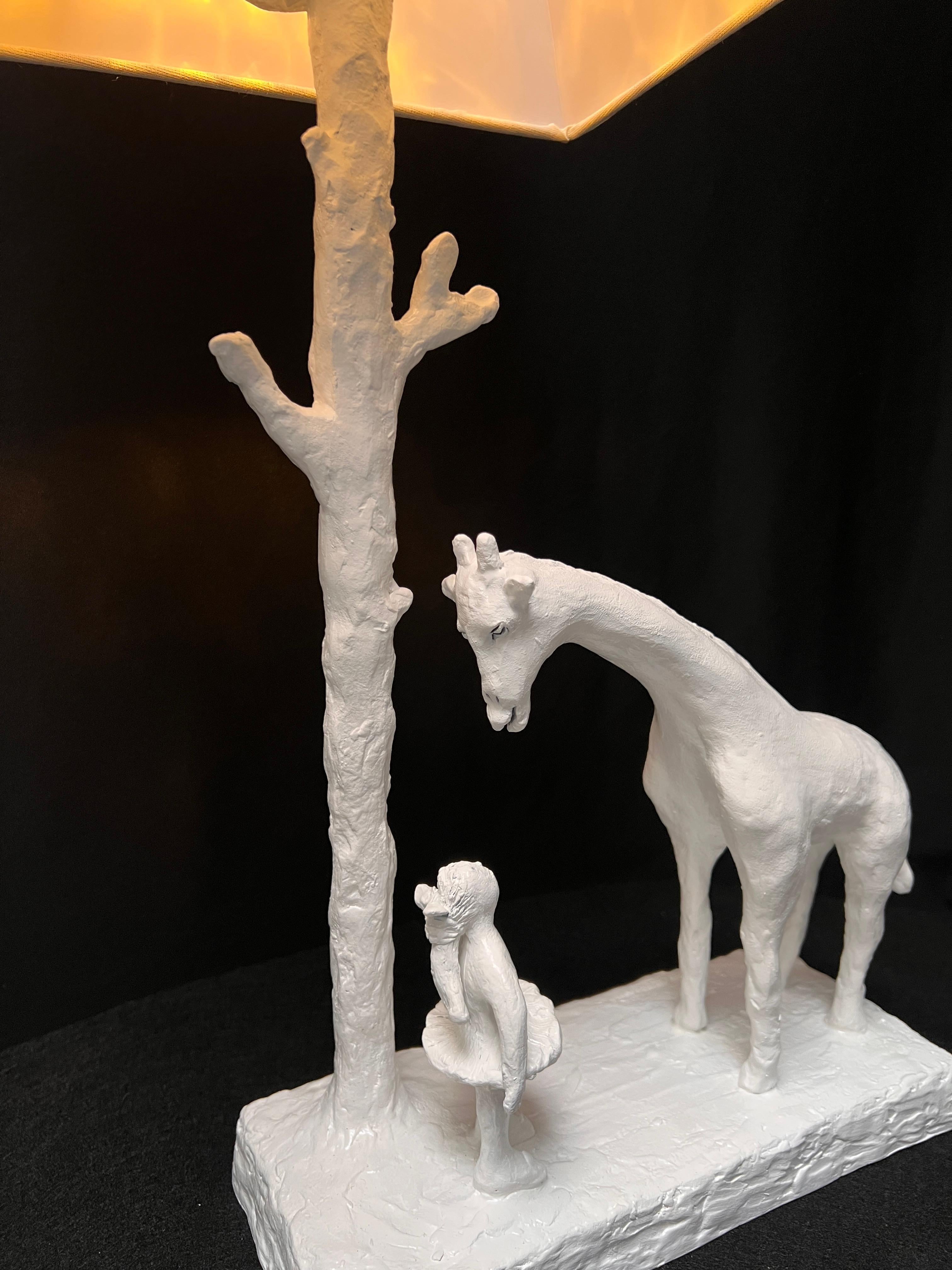 
Lampada da tavolo scultorea di colore bianco - Ragazza e Giraffa - realizzata a mano e in fusione.

Una splendida lampada da tavolo scultorea interamente bianca, realizzata a mano, che raffigura una giovane ragazza e una giraffa, catturate in un