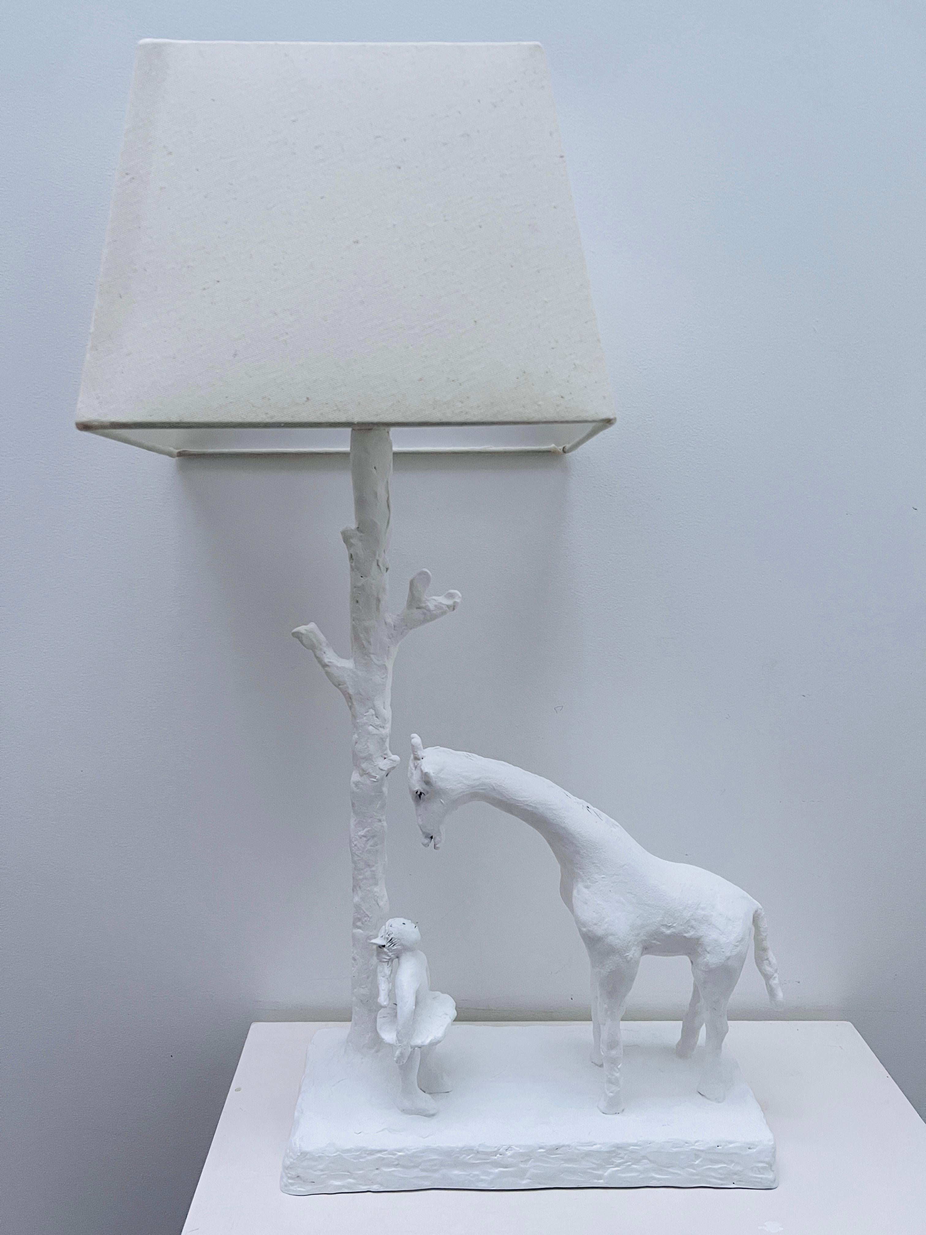 Moderno Lampada da tavolo scultorea Girl & Giraffe di colore bianco - realizzata a mano e in fusione in vendita