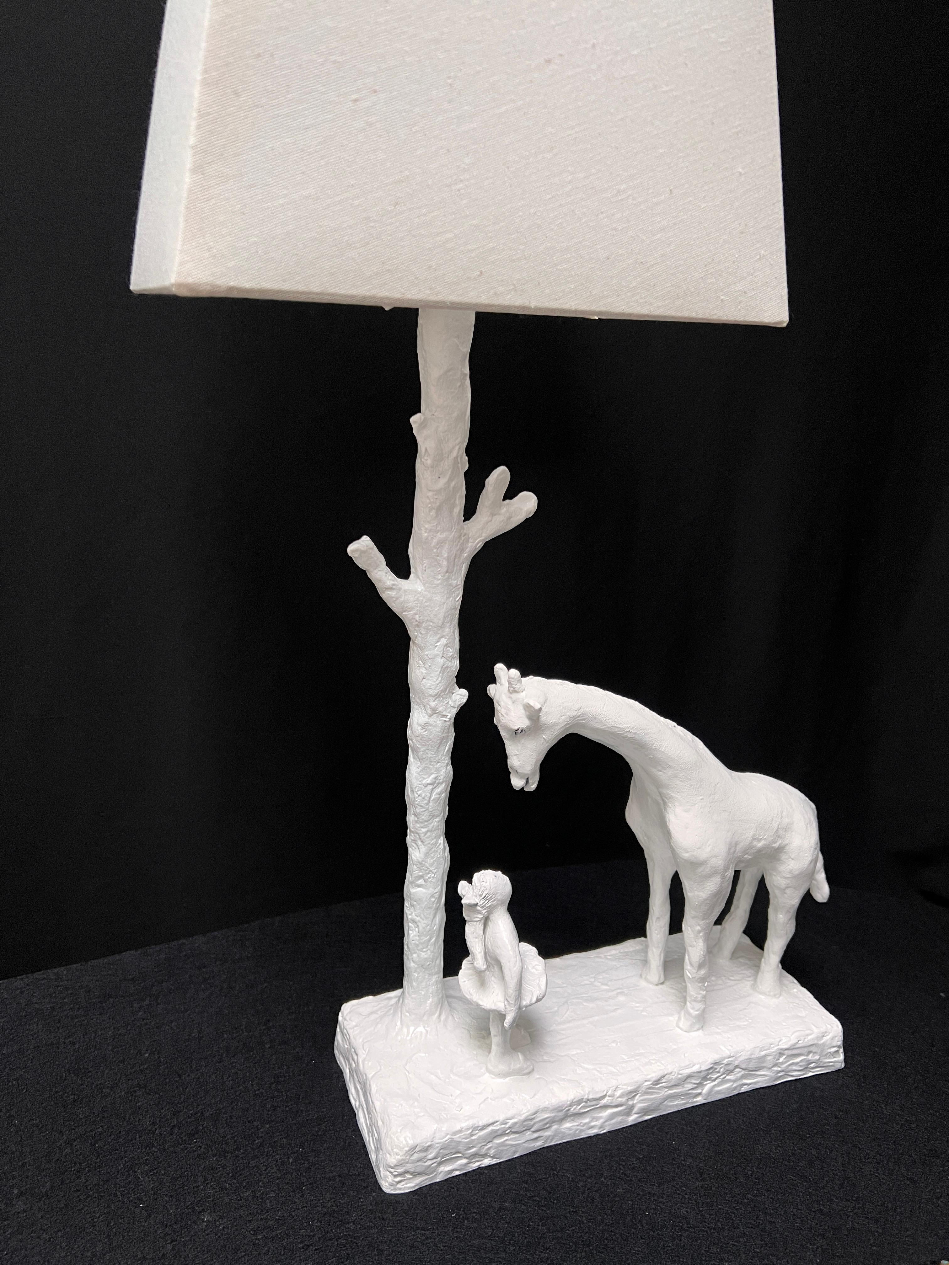 Calco Lampada da tavolo scultorea Girl & Giraffe di colore bianco - realizzata a mano e in fusione in vendita