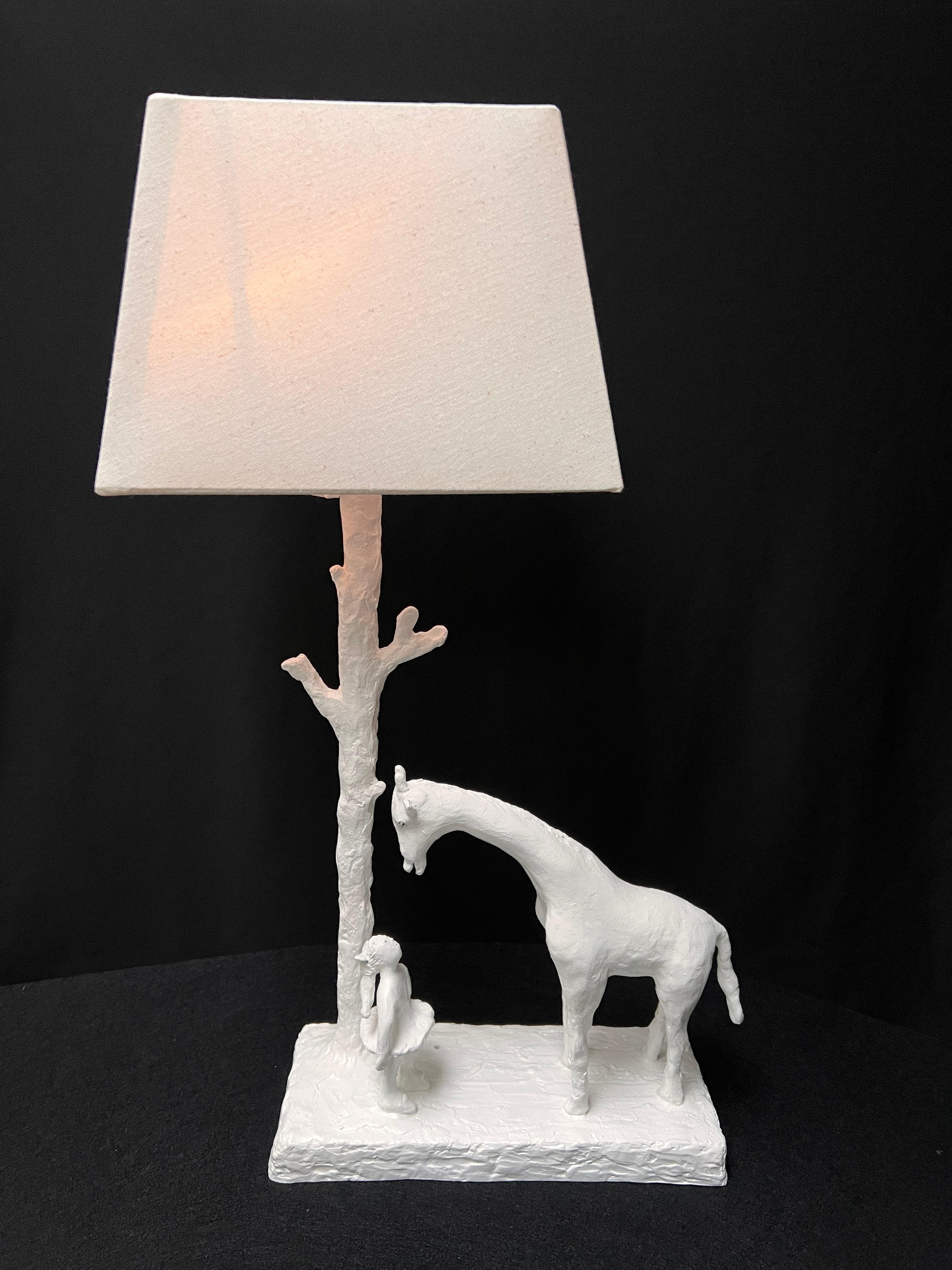Lampada da tavolo scultorea Girl & Giraffe di colore bianco - realizzata a mano e in fusione In condizioni Nuovo in vendita a London, GB